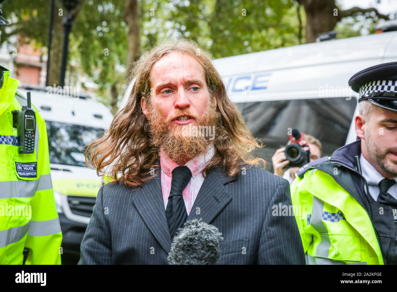 HM Treasury, Westminster, London, Großbritannien. 03 Okt, 2019. Einer der Demonstranten ist Führen weg von der Polizei geführt. Aussterben Rebellion Demonstranten haben die Treasury Gebäudes in Westminster mit Fake Blood aus dem Schlauch eines stillgelegten Fire Engine gesprüht und sind stark unter Anwesenheit der Polizei festgenommen. Credit: Imageplotter/Alamy leben Nachrichten Stockfoto