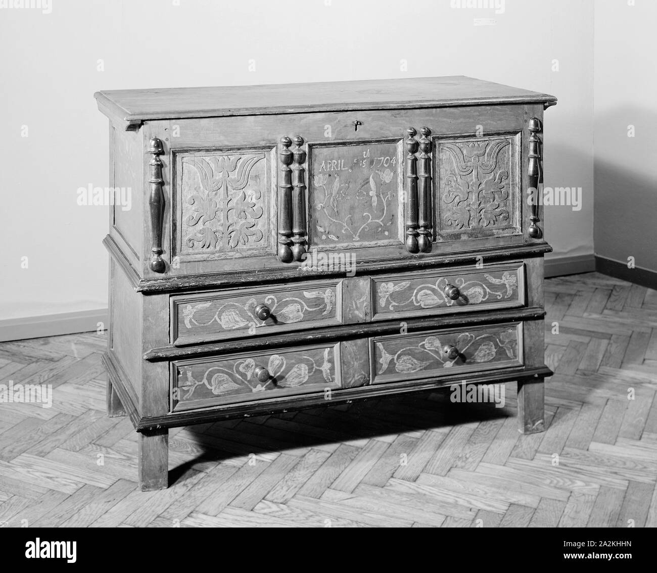 Brust, 1704, American, 18. Jahrhundert, Connecticut, möglicherweise Wethersfield, Connecticut, Eiche und Kiefer, 94,6 × 121,9 × 53,3 cm (37 1/4 x 48×21 Stockfoto