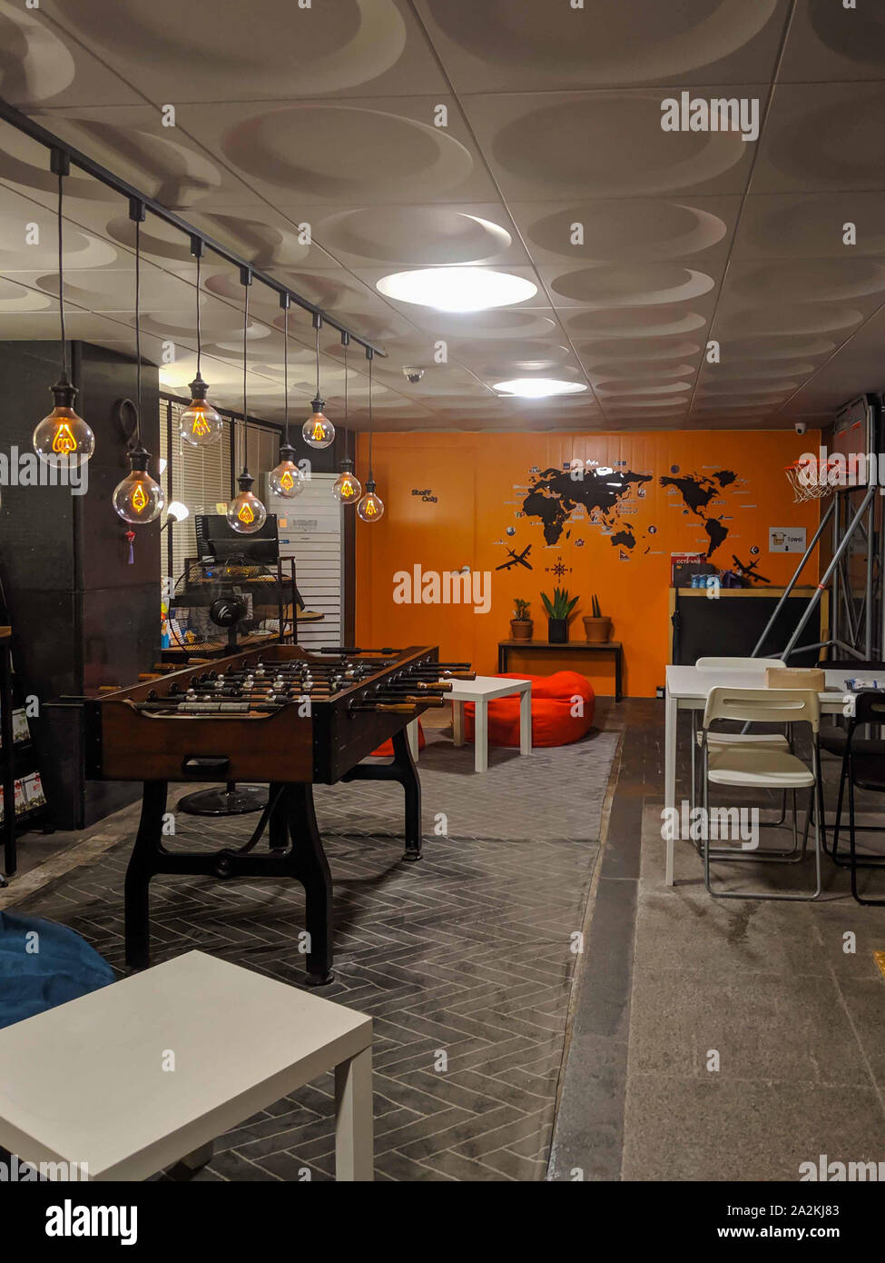 Bürokonzept mit Tischfußball und schöne Lichter als Dekoration Stockfoto