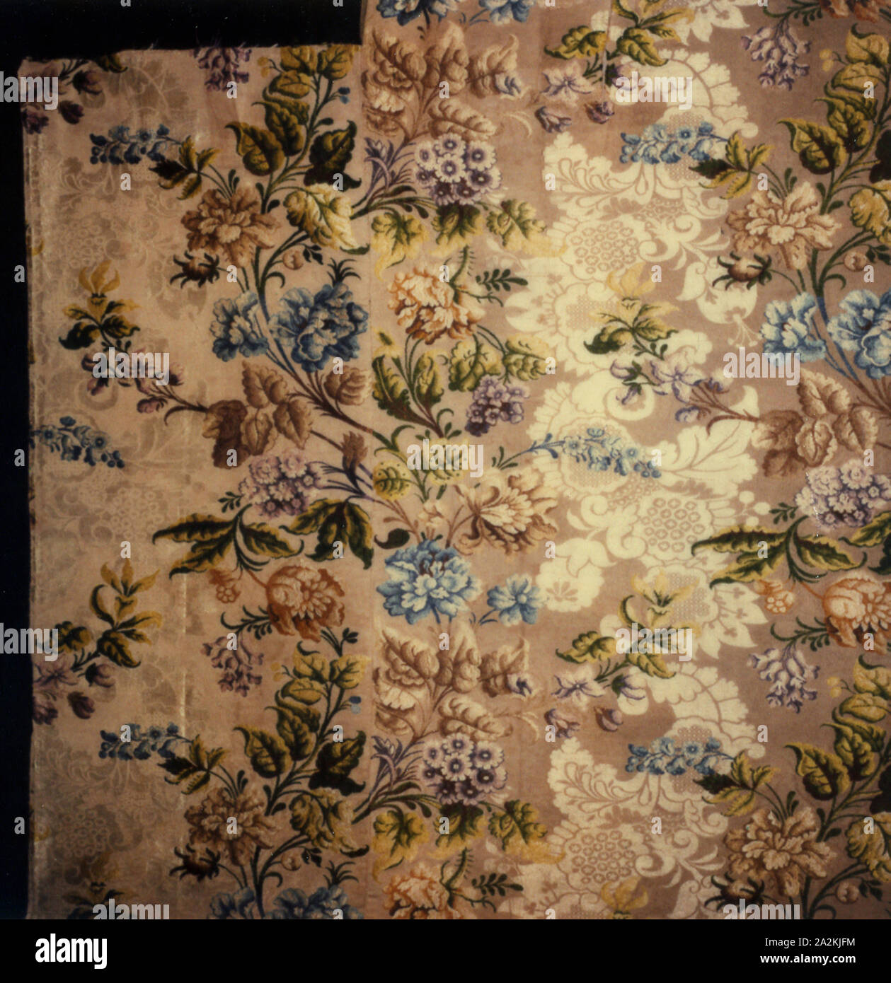 Panel, C. 1744, möglicherweise nachdem Anna Maria Garthwaite (Englisch, 1690-1763), England, Seide, in Leinwandbindung mit Schuß-float konfrontiert Twill interlacings von sekundären Bindung Warps und ergänzende brocading Schüsse, zwei Platten, 102,3 × 88,3 cm (40 3/8 x 34 3/4 in Stockfoto