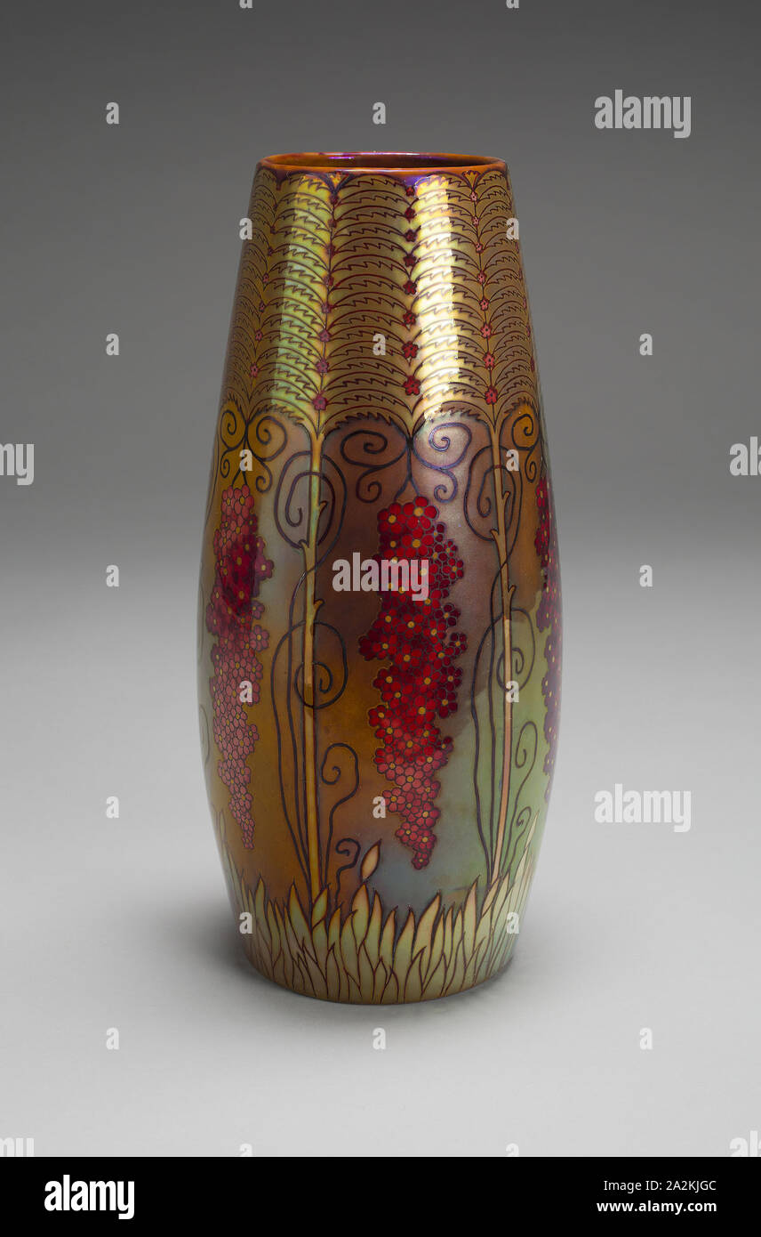 Vase, 1898/1900, Design zugeschrieben, József Rippl-Rónai, Ungarisch, 1861-1927, von Zsolnay-Pécs, Ungarn, gegründet 1862, Pécs, Führen - glasierte Irdenware mit irisierenden Glasuren, H 27,9 cm (11 in Stockfoto