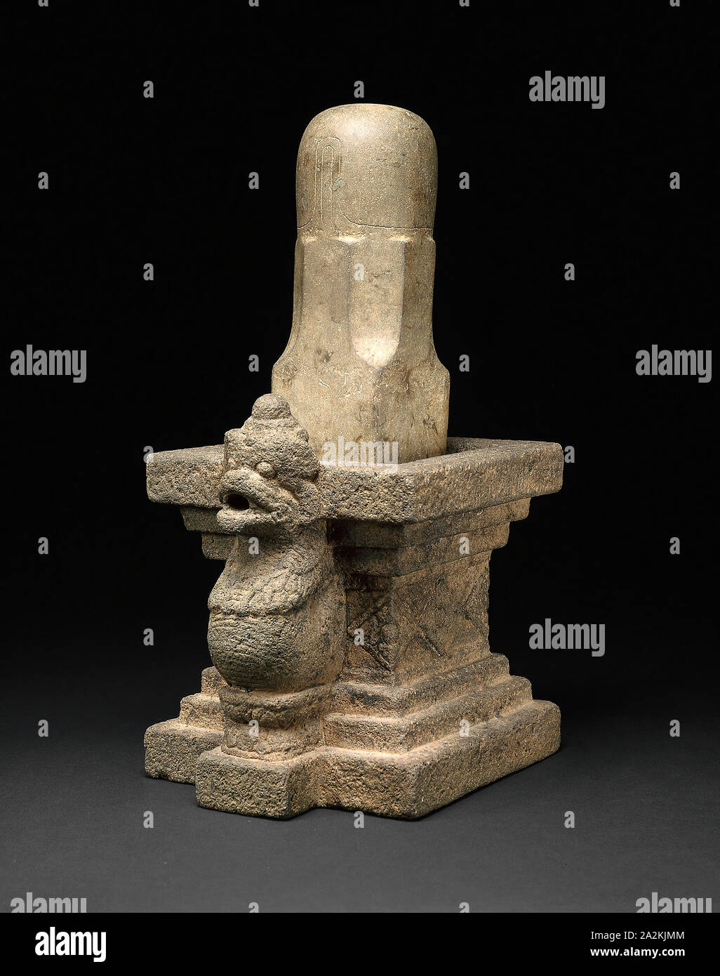Emblem der Gott Shiva (Linga) mit Schlange, Basis, 12./13. Jahrhundert, Indonesien, Ost Java, Ost Java, Sandstein und Andesit, 42,5 × 19 × 23 cm (16 3/4 x 7 1/2 x 9 1/16 in Stockfoto