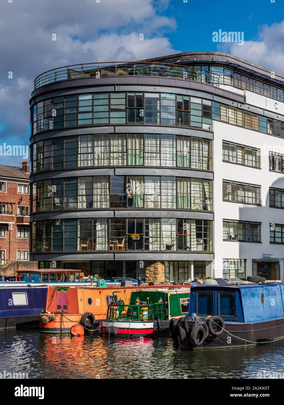 Am Kanal gelegenes Wohn- Apartments und Hausbooten in Battlebridge Becken auf dem Londoner Regents Canal. Stockfoto