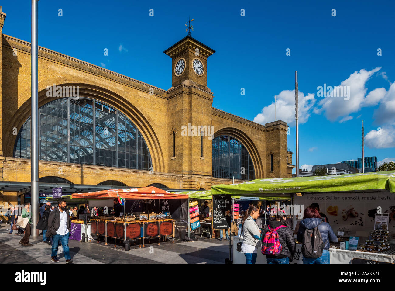 Kings Cross Station London Food Market, die Front der Londoner Kings Cross Station, wurde im Jahr 1852 eröffnet. Lebensmittelstände auf dem Bahnhofsplatz. Stockfoto