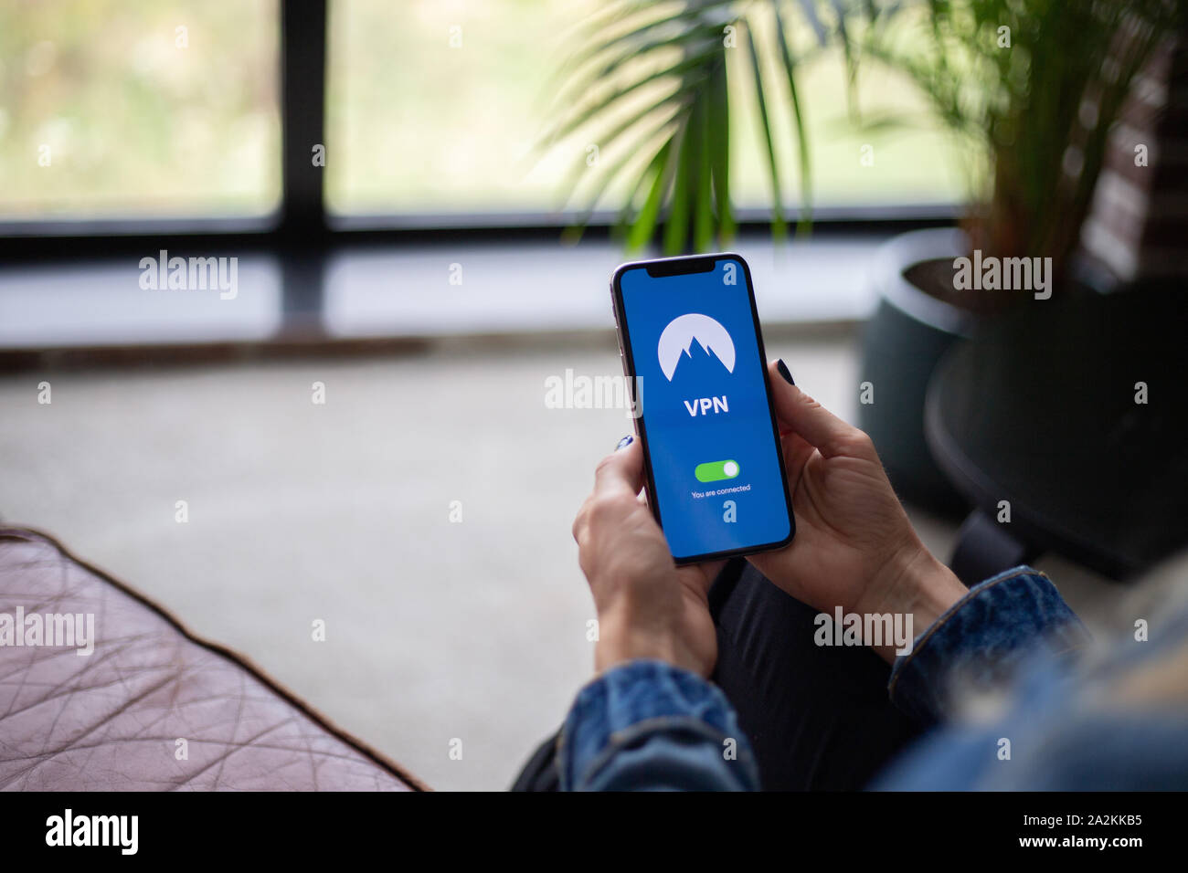 Frau mit Tablet und Sicherheit app auf es Stockfoto