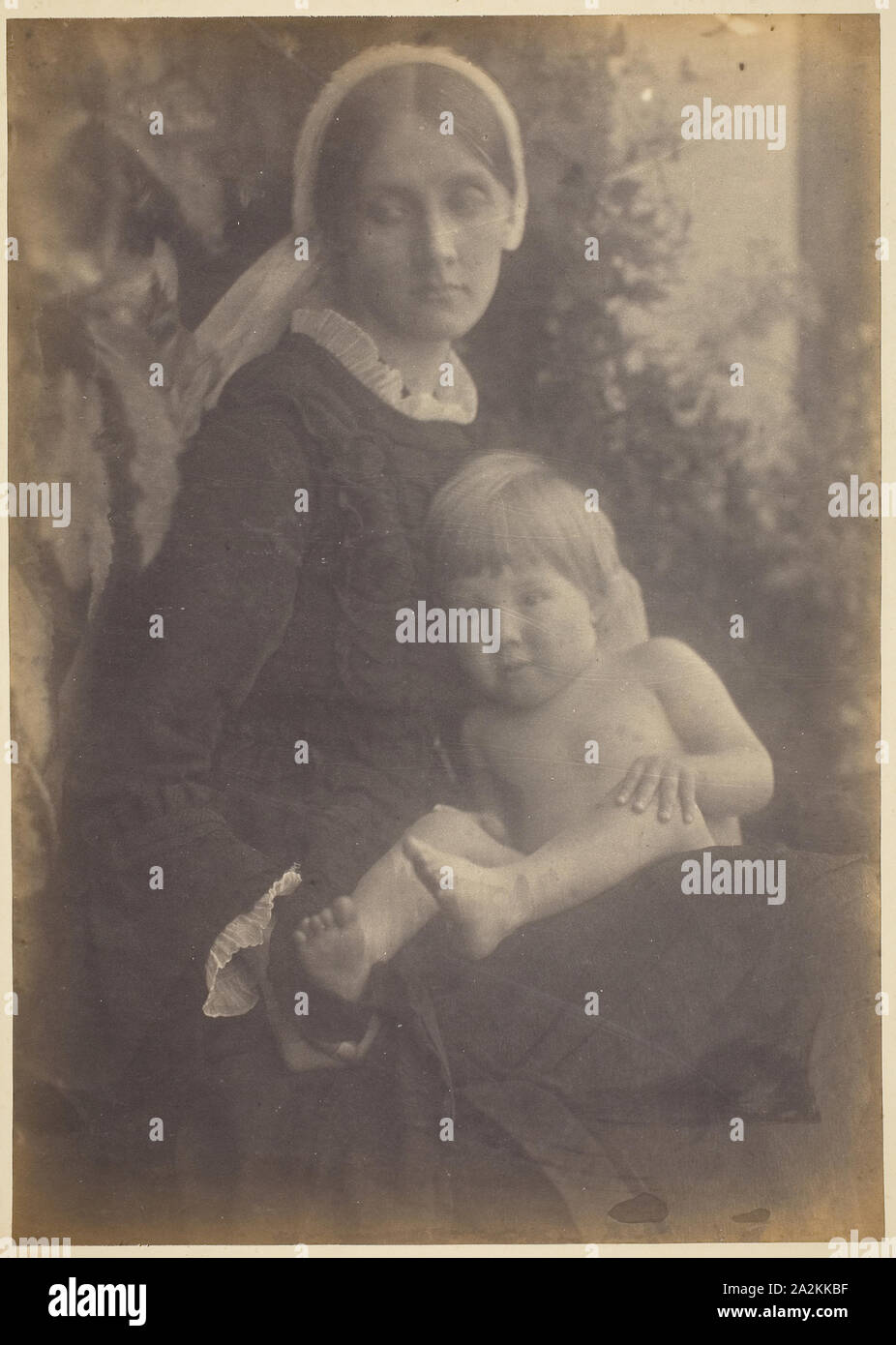 Frau Herbert Duckworth mit Gerald Duckworth, 1872, Julia Margaret Cameron, Englisch, 1815 - 1879, England, Albumen print, 36,3 x 25,8 cm (Bild/Papier), 44,4 × 35,5 cm (mount Stockfoto