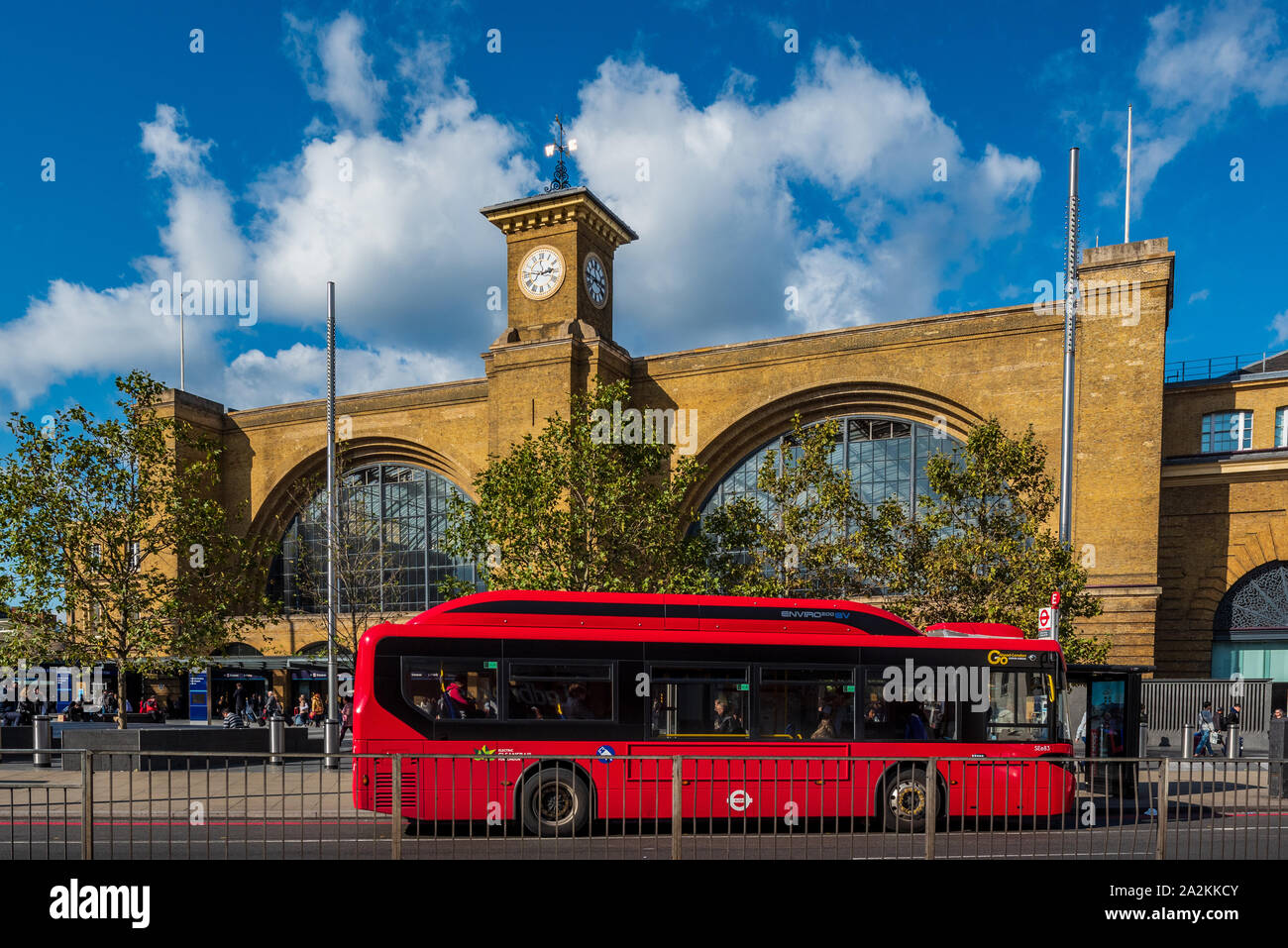 Der Bahnhof Kings Cross London, Electric Bus vor dem London Kings Cross Station, eröffnet 1852. Stockfoto