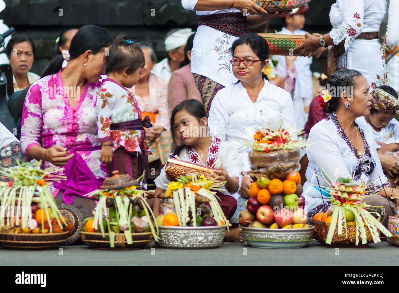 Bali, Indonesien - Apr 2, 2012 - Hari Raya Fest Galungan und Umanis Fest Galungan Urlaub fesival Parade - die Tage zum Sieg der Güte über Stockfoto