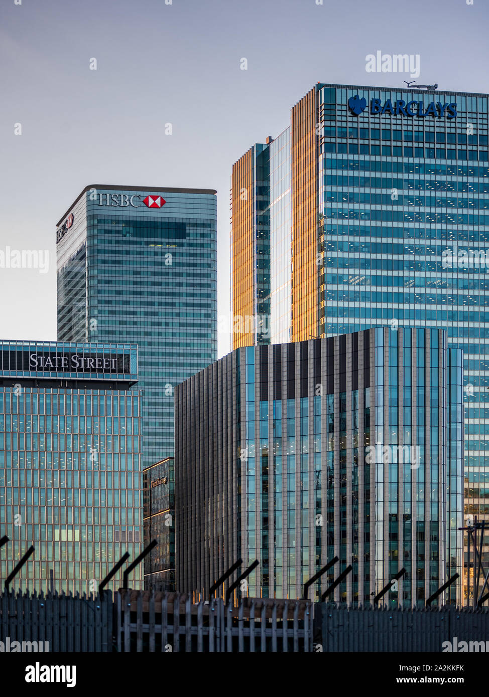 London Banks Canary Wharf - Financial Services Towers erscheinen hinter Stacheldrahtzäunen in der Canary Wharf Development London. Barclays HQ. HSBC HAUPTSITZ. Stockfoto