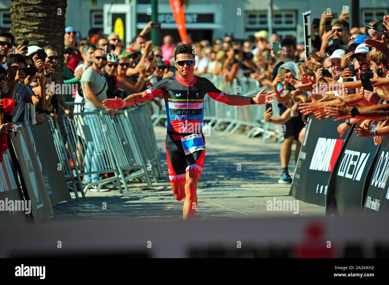 Zieleinlauf Javier Gomez, Sieger Ironman 70.3, Cascais, Portugal Stockfoto