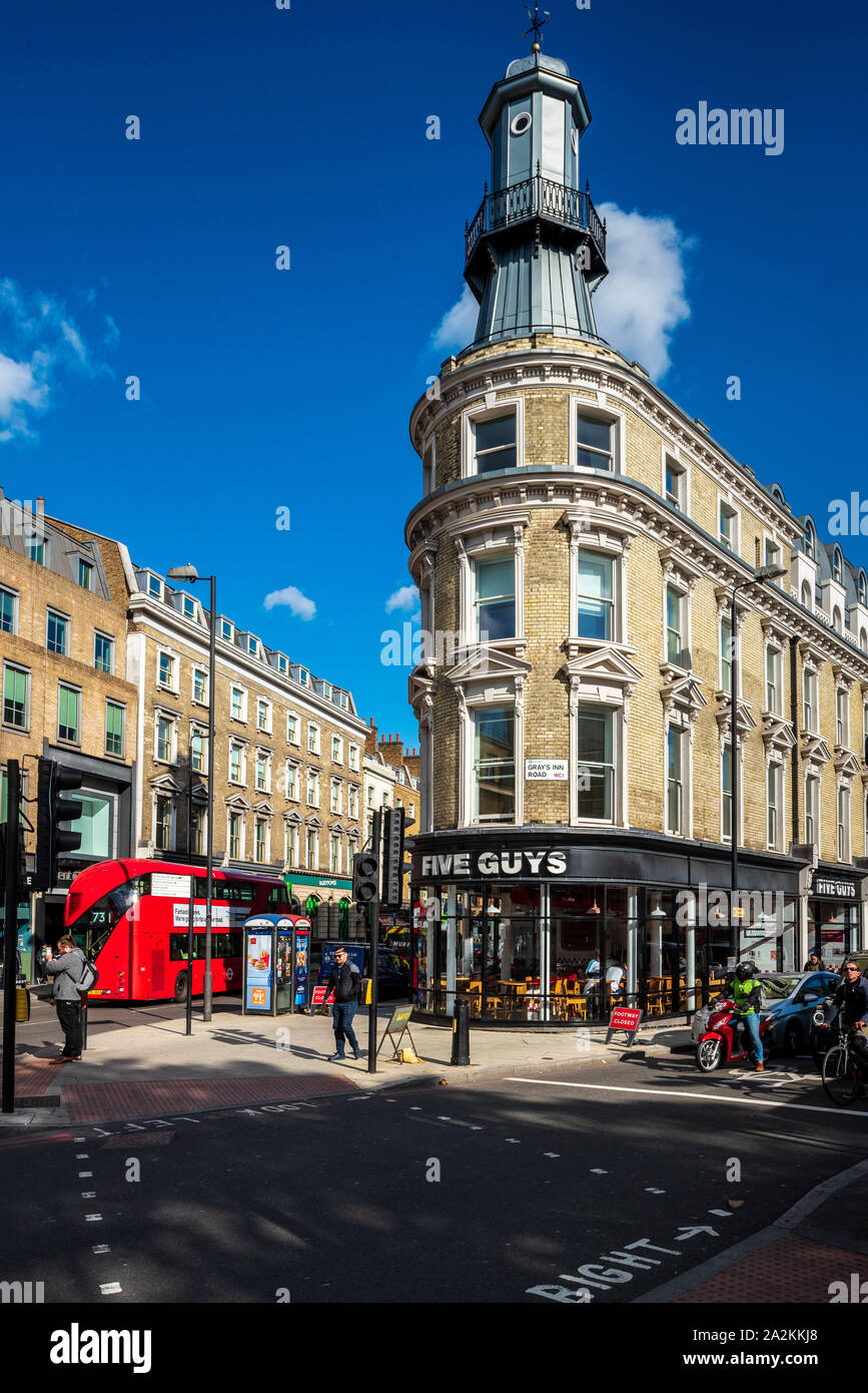 Lighthouse Building Kings Cross - ein Leuchtturm steht auf einem terrassenförmigen Gebäude in der Nähe der Londoner Kings Cross Station und wirbt möglicherweise für Oyster Bar Stockfoto