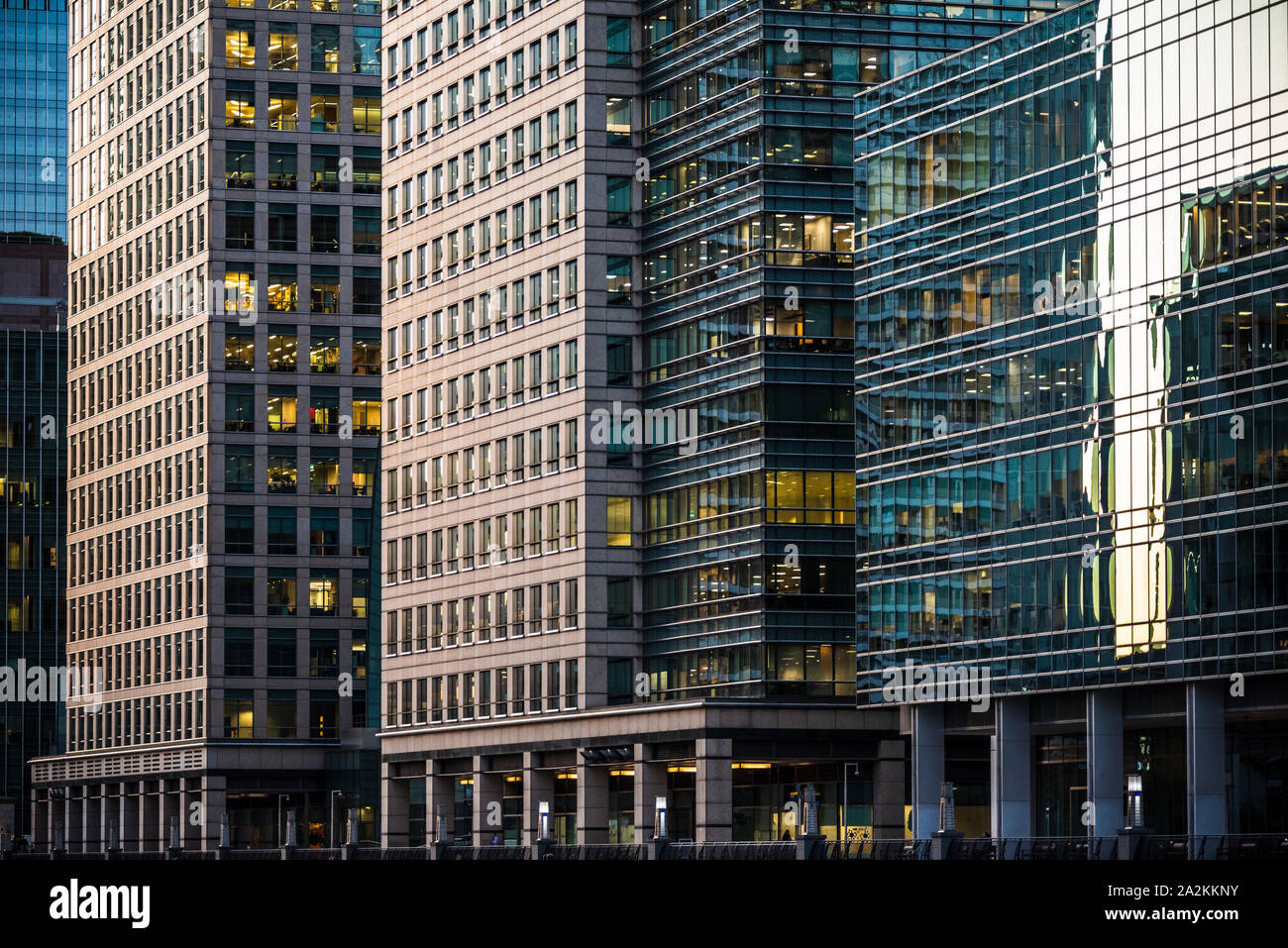 Canary Wharf London - Canary Wharf South Dock - wasserseitige Gebäude Canary Wharf South Dock Quayside Stockfoto