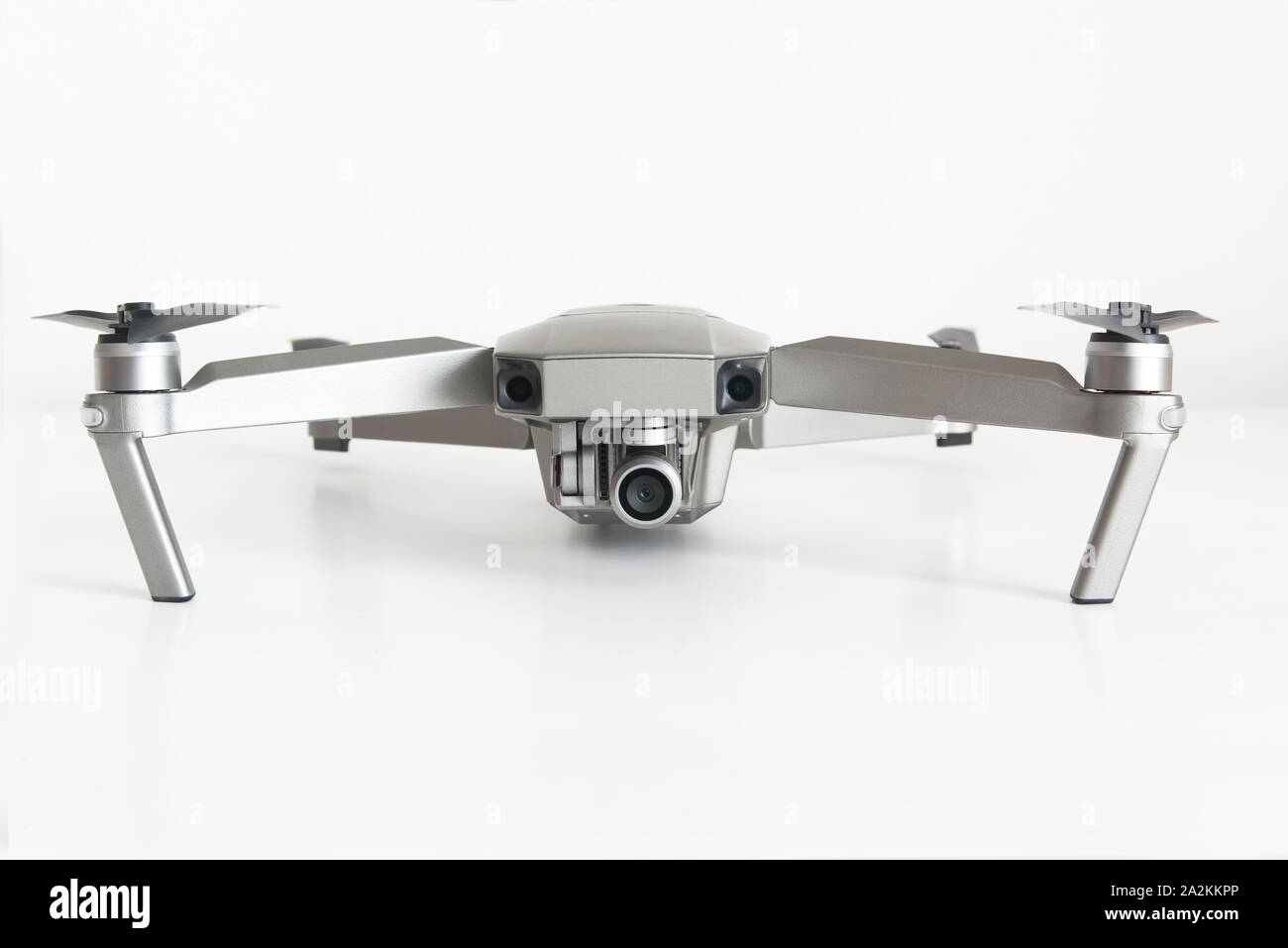 Isolierte quadcopter Brummen auf eine weiße Fläche zeigt seine Kamera auf einem weißen Hintergrund. Leere Raum für Editor's Text. Stockfoto