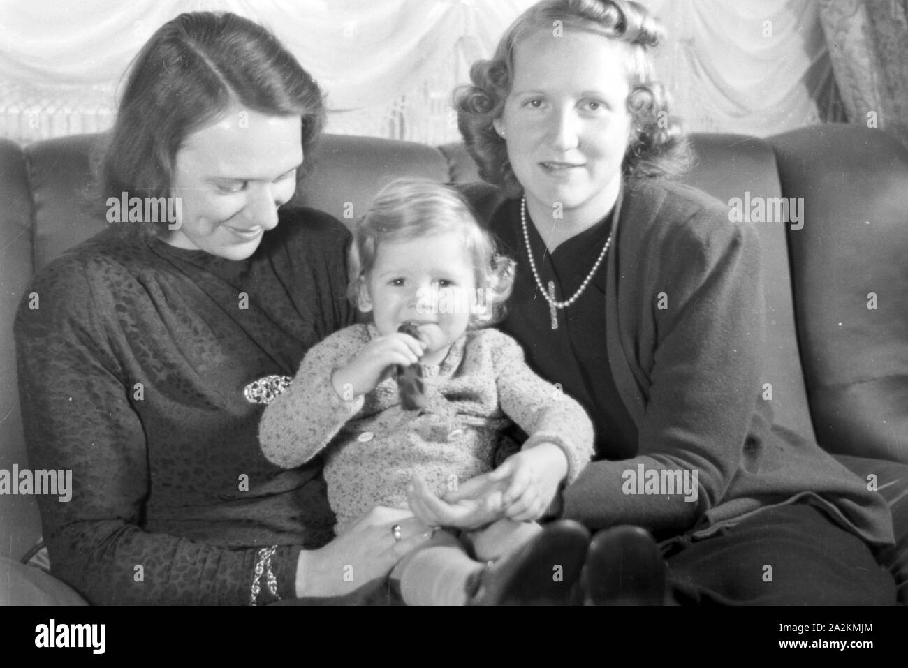 Die Familie feiert Weihnachten, Deutsches Reich 30er Jahre. Eine Familie Weihnachten feiern, Deutschland 1930. Stockfoto