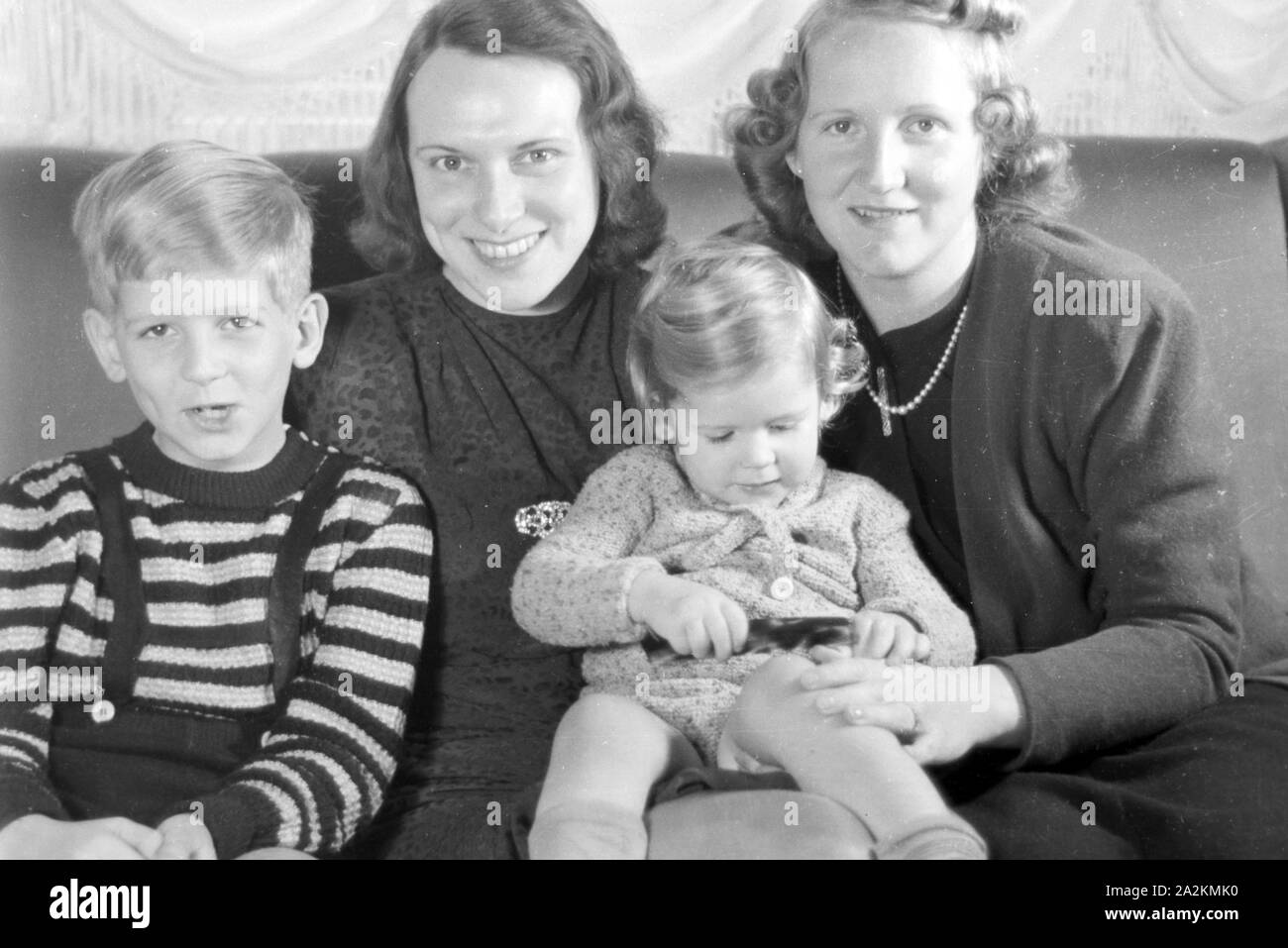 Die Familie feiert Weihnachten, Deutsches Reich 30er Jahre. Eine Familie Weihnachten feiern, Deutschland 1930. Stockfoto