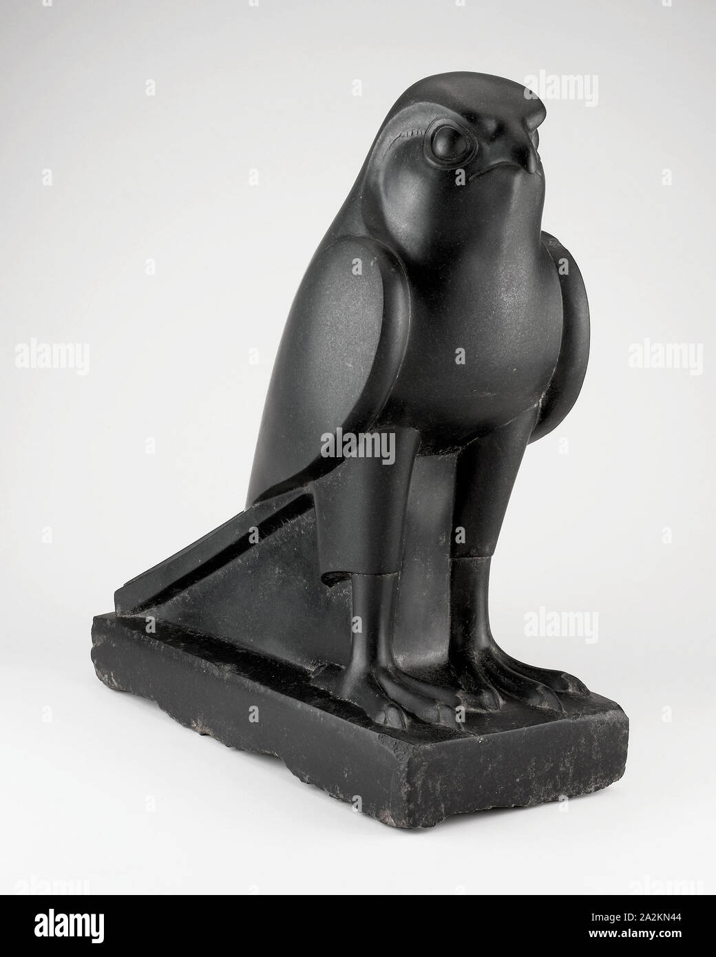 Statue des Horus, Ptolemäischer Zeit (332-30 v. Chr.), Ägyptisch, Ägypten, Basalt, 52 × 48,5 × 18,75 cm (20 1/2 x 19 x 7 3/8 Zoll Stockfoto