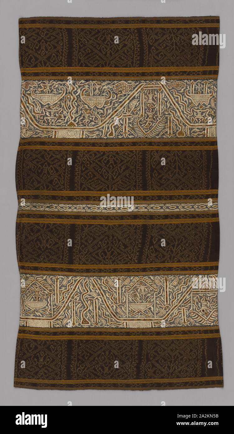 Woman's zeremoniellen Rock (Tapis), aus dem 19. Jahrhundert, Paminggir, Indonesien, Sumatra, Lampung, Sumatra, sechs Platten: vier Panels von Streifen aus Baumwolle, gefärbt (Warp Warp widerstehen Ikat), in Leinwandbindung mit gepaarten Warps und Streifen aus Baumwolle und Seide warp-konfrontiert, Schuss gerippte in Leinwandbindung mit zusätzlichen brocading Schüsse und ein Streifen aus Baumwolle, in Leinwandbindung, bestickt mit Seide in doppelter Ausführung, Stiel und Oberfläche satin Stiche und zwei Panels von Baumwolle, in Leinwandbindung, bestickt mit Seide in Kette, doppelt ausgeführt, Split und Oberfläche satin Stiche, Spiegel, vergoldeten Metallteilen verbunden mit Seide, 67 Stockfoto