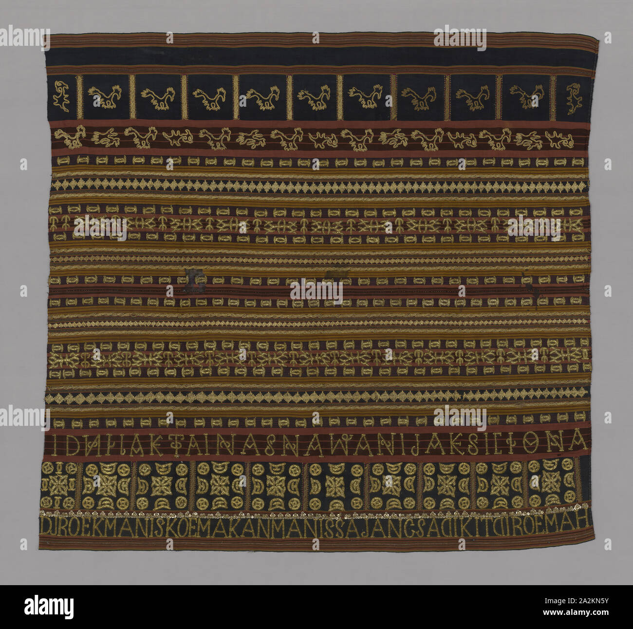 Woman's zeremoniellen Rock (Tapis), aus dem 19. Jahrhundert, Abung, Indonesien, Südafrika, Lampung Sumatra, Indonesien, zwei Platten: Baumwolle und Seide, Warp-konfrontiert, Schuss gerippte in Leinwandbindung, bestickt mit Seide, gold-leaf-über-lackiert - Streifen Papier eingewickelt Baumwolle, Baumwolle mit goldfarbenem Metall Spulen, mit goldfarbenem Metall Draht gewickelt, Baumwolle mit goldfarbenem Metall- streifen Baumwolle gewickelt und mit goldfarbenem Metall spangles, Stiche, laidwork, Coaching und gepolsterten Carefully, 114,5 x 122 cm (45 x 48 in Stockfoto