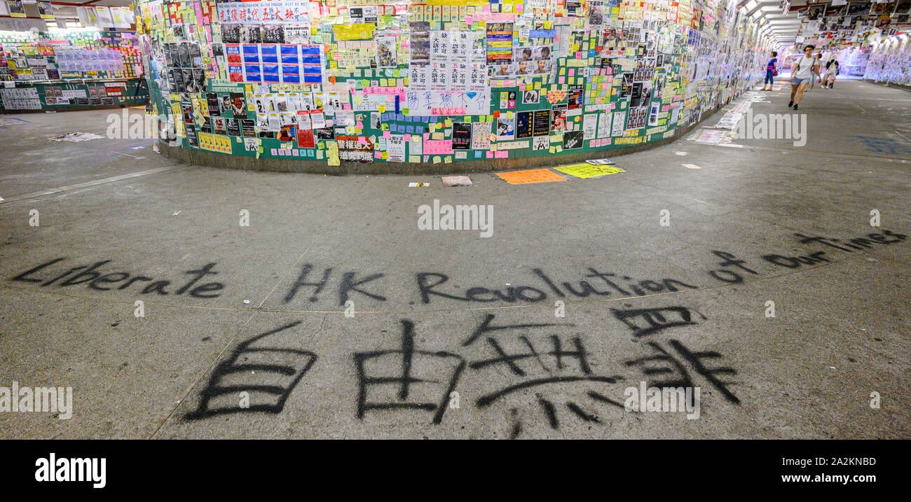 Tsim Sha Tsui, Hong Kong. 26. September 2019. Eine unterirdische Passage mit anti Auslieferung und pro Demokratie Poster in Hongkong. Dies ist einer von vielen Orten, hat Lennon Wände mit Postern, Nachrichten und Grafitti, um Hongkong zu finden sind. Stockfoto