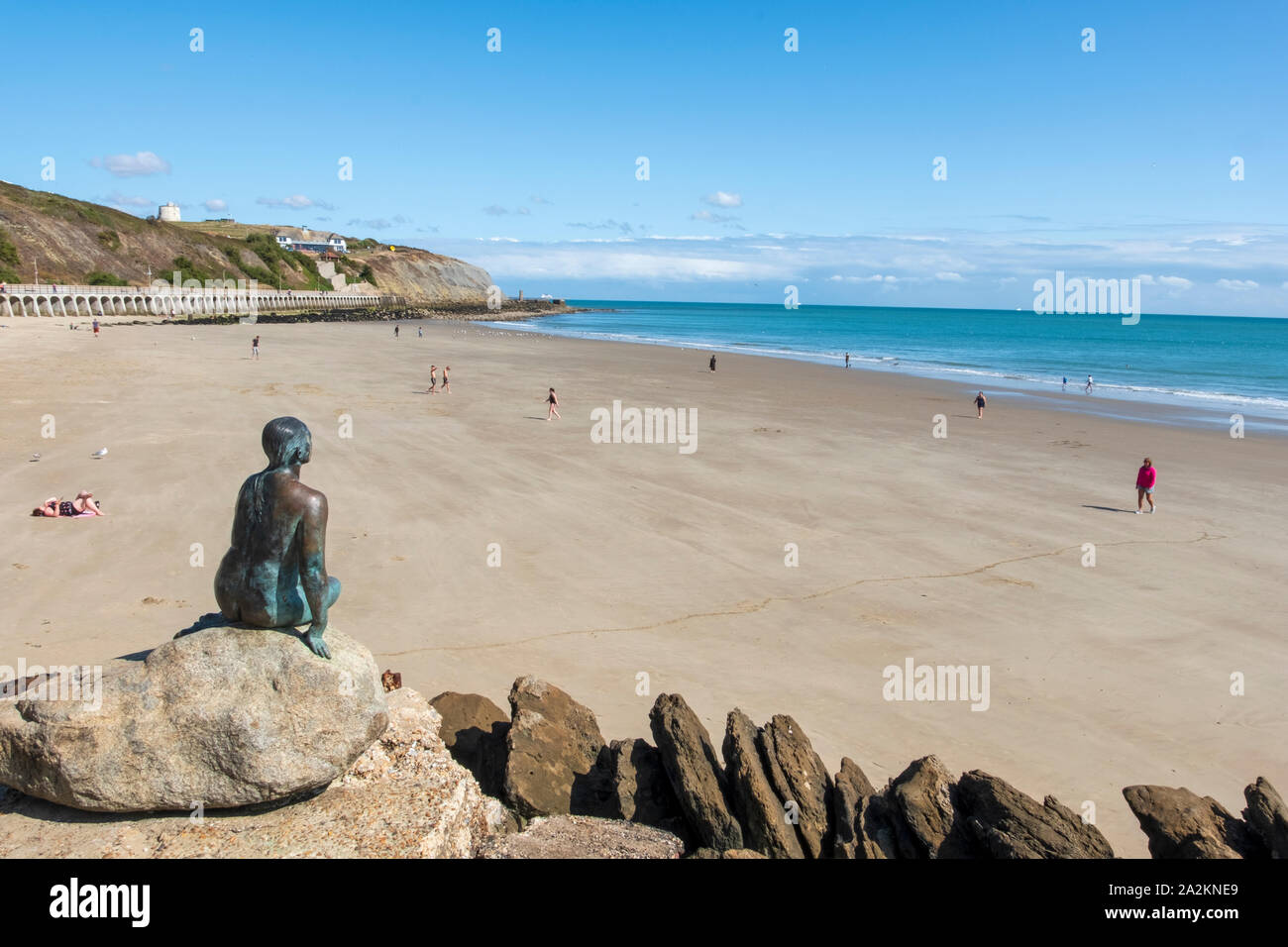 Die folkestone Meerjungfrau durch die Künstlerin Cornelia Parker mit Blick auf die Weite der sonnigen Sands Beach, Folkestone, Kent, Großbritannien Stockfoto