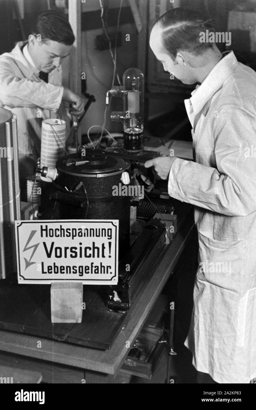 Forschungen zum Thema "Handwerker als Helfer der Wissenschaft' in der Biologischen Reichsanstalt für Land- und Forstwirtschaft in Berlin Dahlem, Deutschland 1930er Jahre. Forschungen zu dem Thema "Handwerker als Helfer der Wissenschaft" auf Biologische Reichsanstalt für Land- und Forstwirtschaft Institut in Berlin Dahlem, Deutschland 1930. Stockfoto