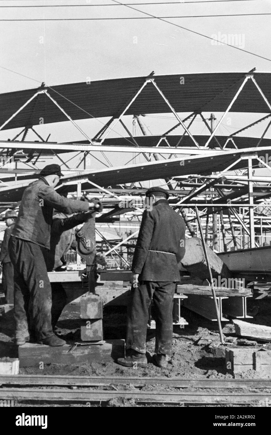 Beim Bau der Reichsausstellung DES chaffendes Volk' in Düsseldorf Schlageterstadt, Deutschland 1930er Jahre. Planung, Konzeptionierung und Gebäude der Reichsausstellung chaffendes Volk' Ausstellung im Düsseldorfer Schlagerterstadt, Deutschland 1930. Stockfoto