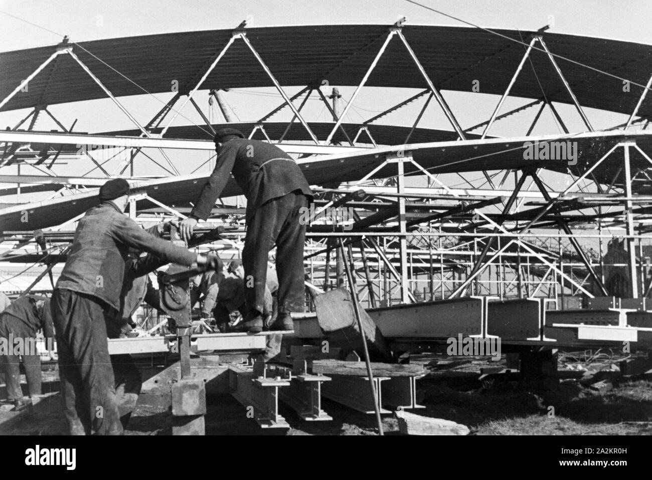 Beim Bau der Reichsausstellung DES chaffendes Volk' in Düsseldorf Schlageterstadt, Deutschland 1930er Jahre. Planung, Konzeptionierung und Gebäude der Reichsausstellung chaffendes Volk' Ausstellung im Düsseldorfer Schlagerterstadt, Deutschland 1930. Stockfoto