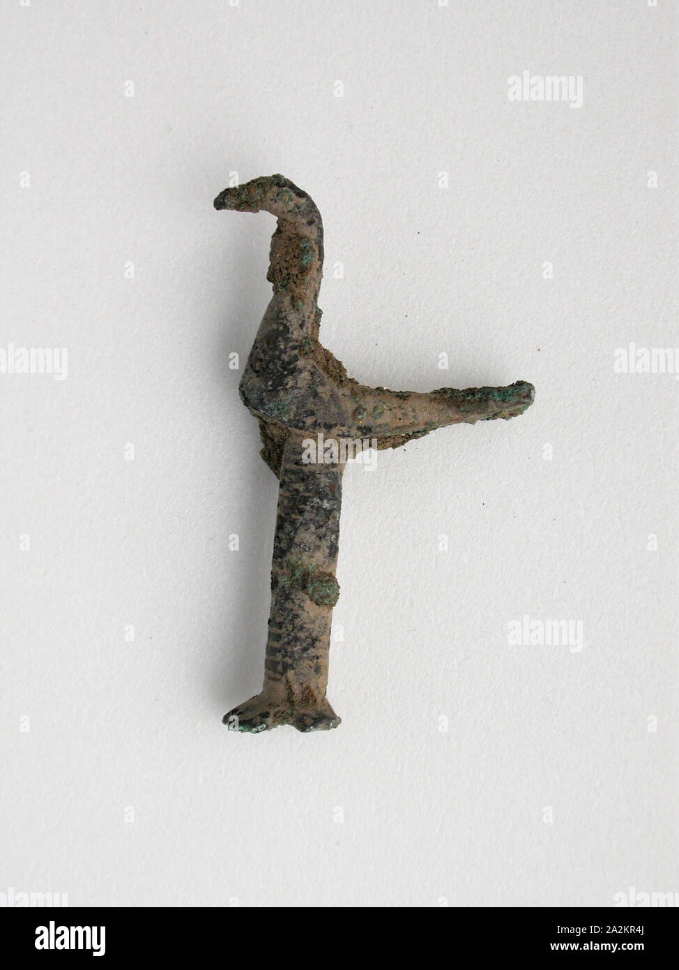 Auf der Pole Stand Vogel, geometrische Periode (800 - 600 v. Chr.), Griechischer, Thessalien, Griechenland, Bronze, 4,3 × 2,4 × 0,8 cm (1 11/16 × 1 × 5/16 Zoll Stockfoto