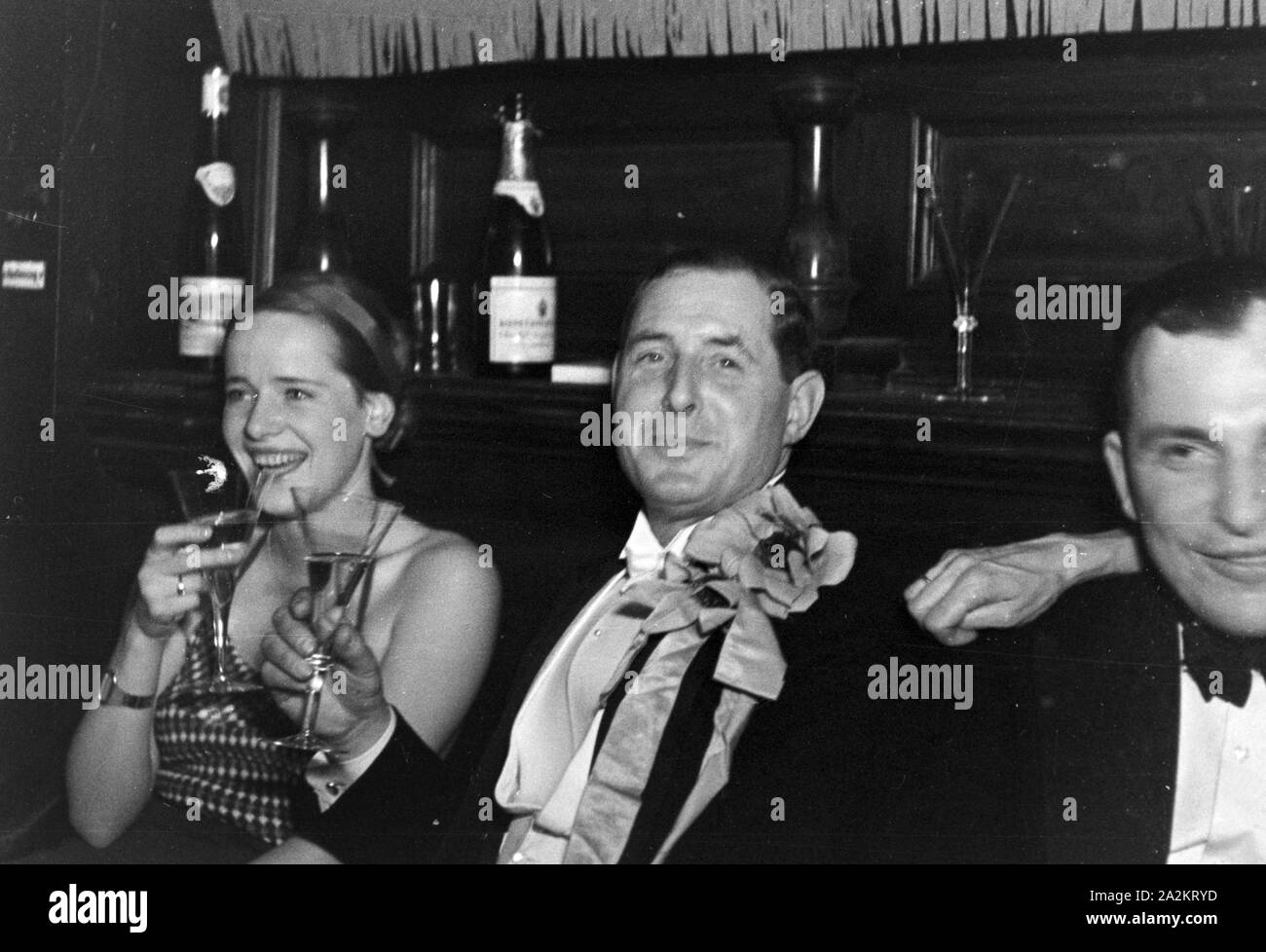 Mitten im Karneval der Session 1937 in Düsseldorf mit dem Motto "Lachendes Volk', Deutschland 1930er Jahre. Inmitten der Karneval in Düsseldorf mit dem Slogan 'Lachendes Volk", Deutschland 1930. Stockfoto