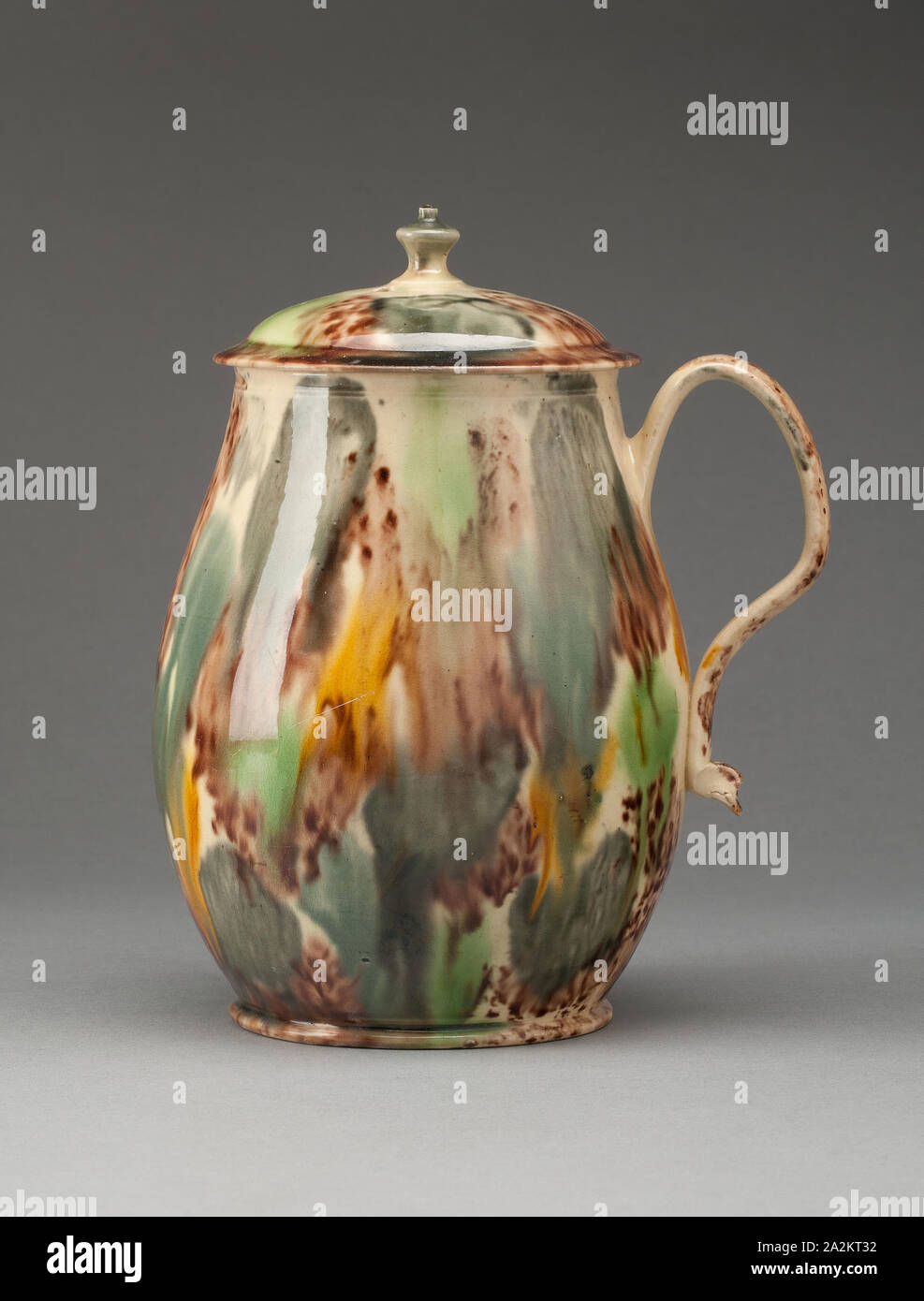 Tankard, 1760/70, Staffordshire, England, Staffordshire, Blei verglaste Steingut (creamware), 18,7 x 14,9 12,1 cm (7 3/8 x 5 7/8 x 4 3/4 x in Stockfoto