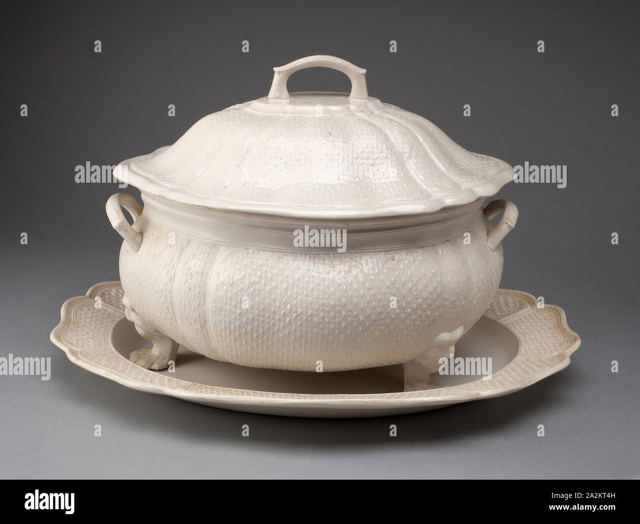 Terrine und Ständer, 1760/69, Staffordshire, England, Staffordshire, Salz - glasiert Steinzeug, 24,1 x 38,3 x 30,8 cm (9 1/2 x 15 1/8 x 12 1/8 in. Stockfoto