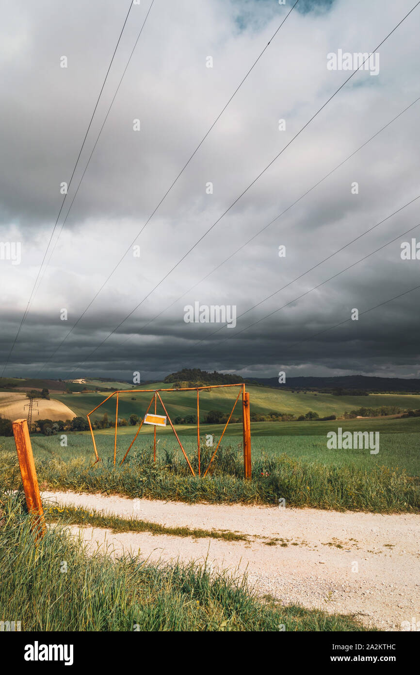 Schöne ländliche Landschaft auf Frühling, Tor der Farm Stockfoto