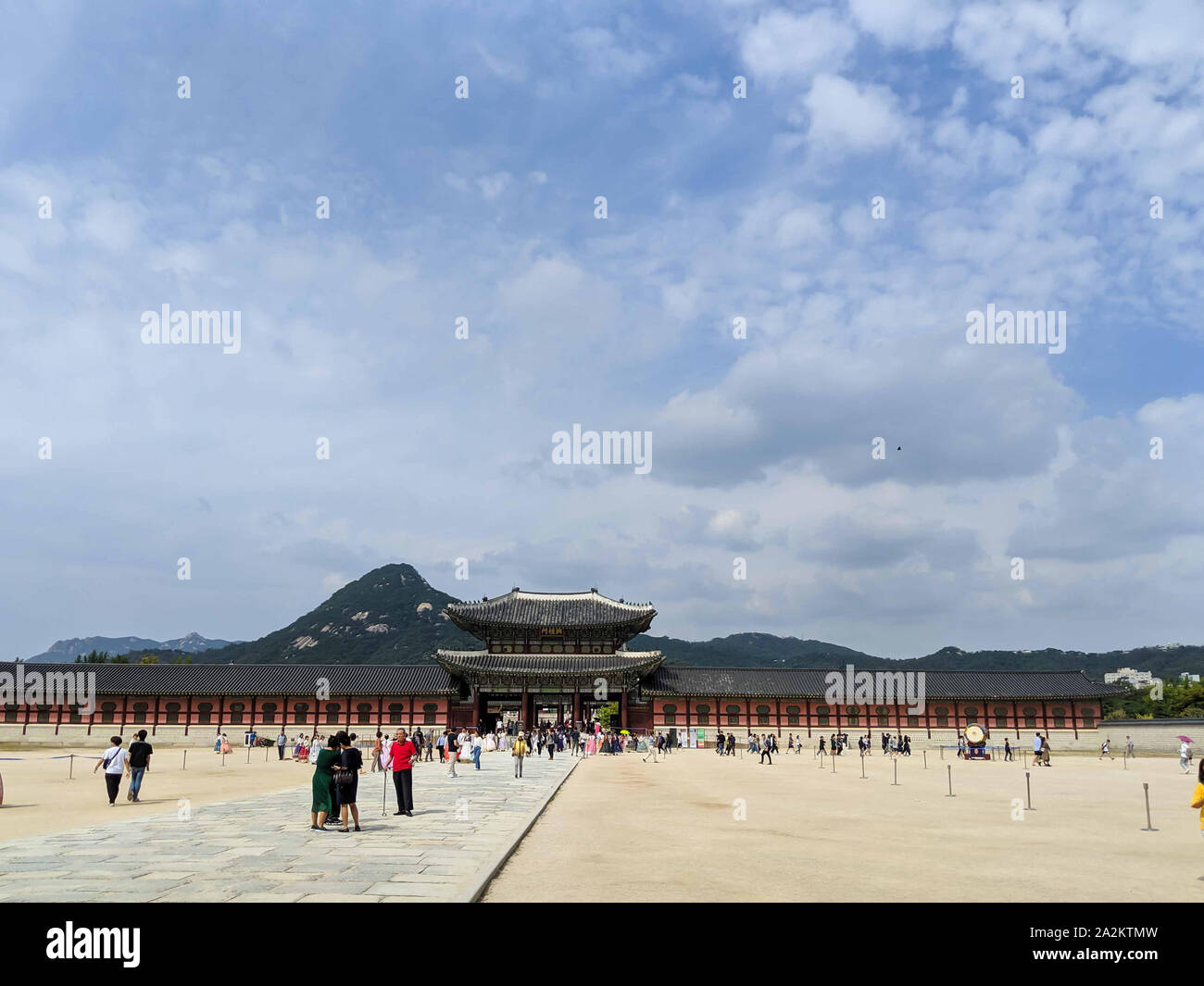 SEPT. 19, 2019 - Seoul, Südkorea: Lokale und ausländische Touristen srolling und Sehenswürdigkeiten an der berühmten Gyeongbokgung Palast in Seoul in Südkorea. Exter Stockfoto