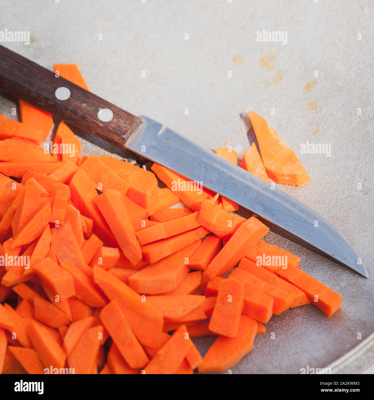 In Scheiben geschnittene Karotte und Küchenmesser, close-up Platz Foto, Ansicht von oben Stockfoto