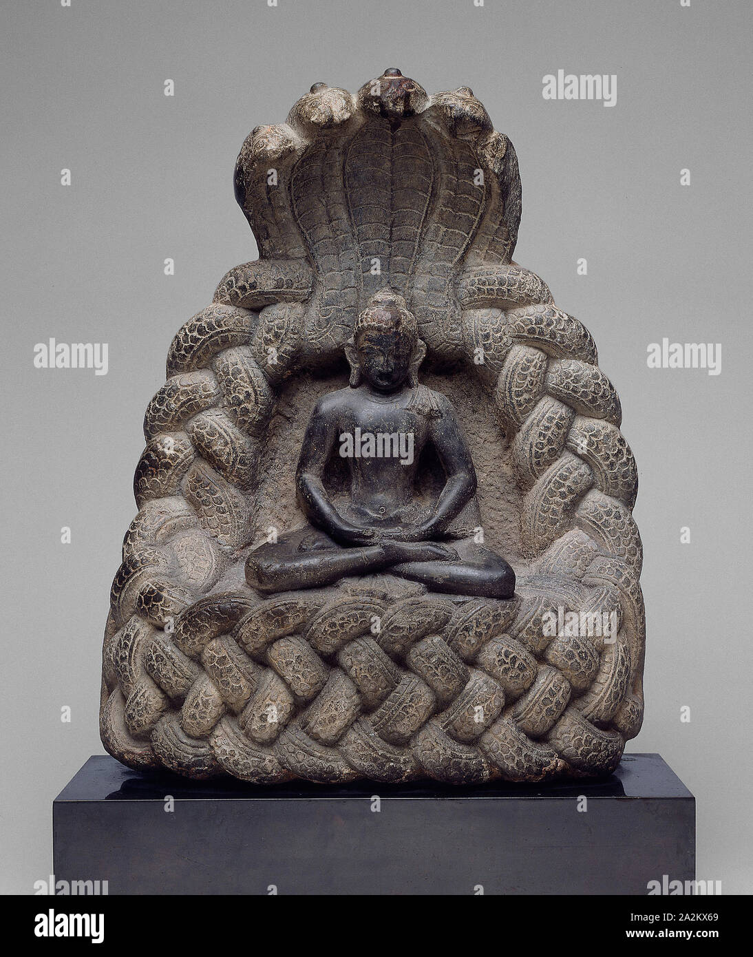 Buddha, geschützt durch die Schlange König Muchalinda, 11./12. Jahrhundert, Nepal, Kathmandu Tal, Kathmandu Tal, Schiefer, 44,2 x 33,5 x 14,5 cm (17 3/8 x 13 3/16 x 5 11/16 Stockfoto