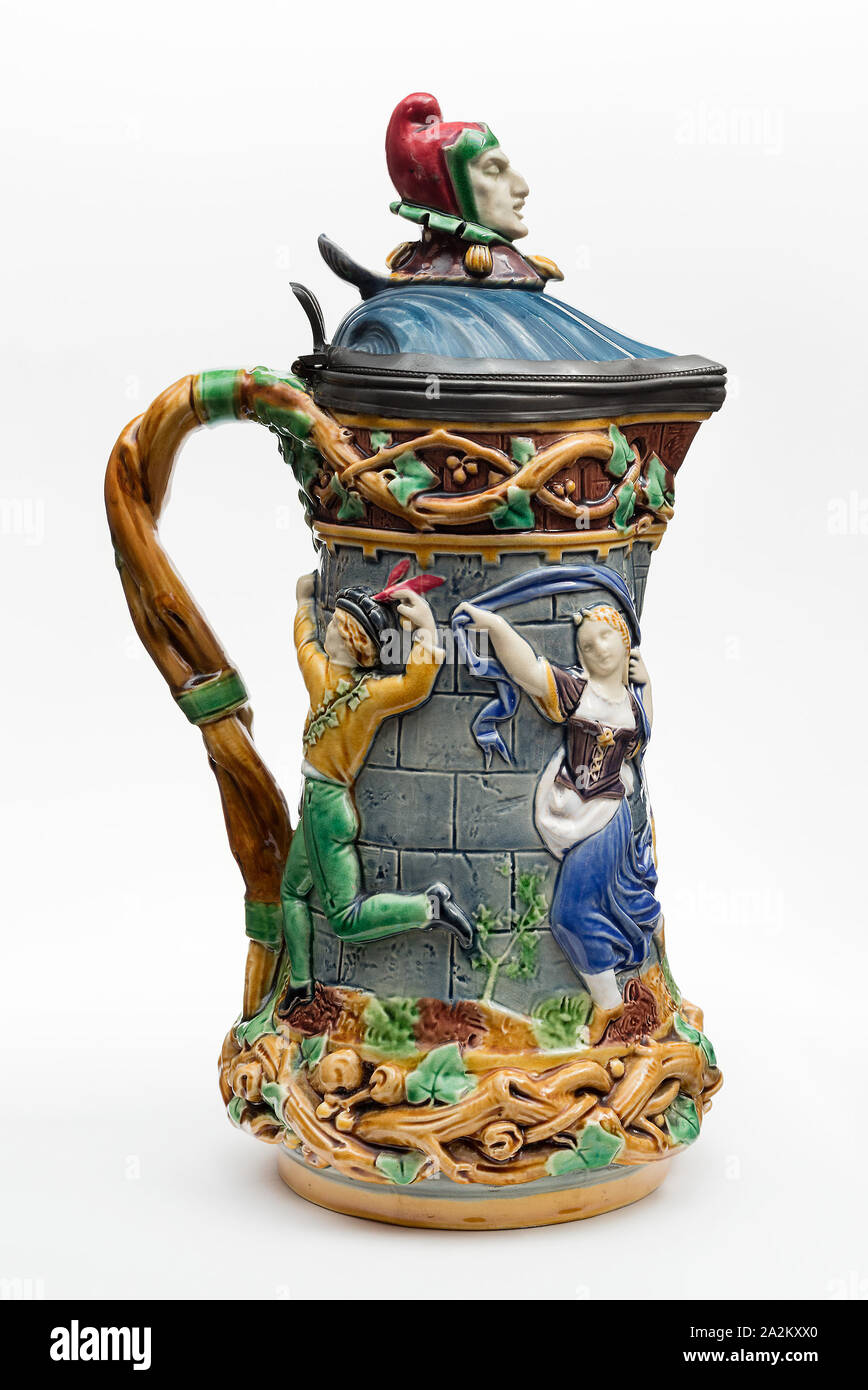 Tower-Jug, 1872, Minton Keramik und Porzellan Fabrik, Stoke-on-Trent, England, gegründet 1793, England, Zinn glasierte Irdenware mit Zinn Halterungen, 27 × 13,7 × 17,5 cm (10 5/8 x 5 3/8 x 6 7/8 in Stockfotografie