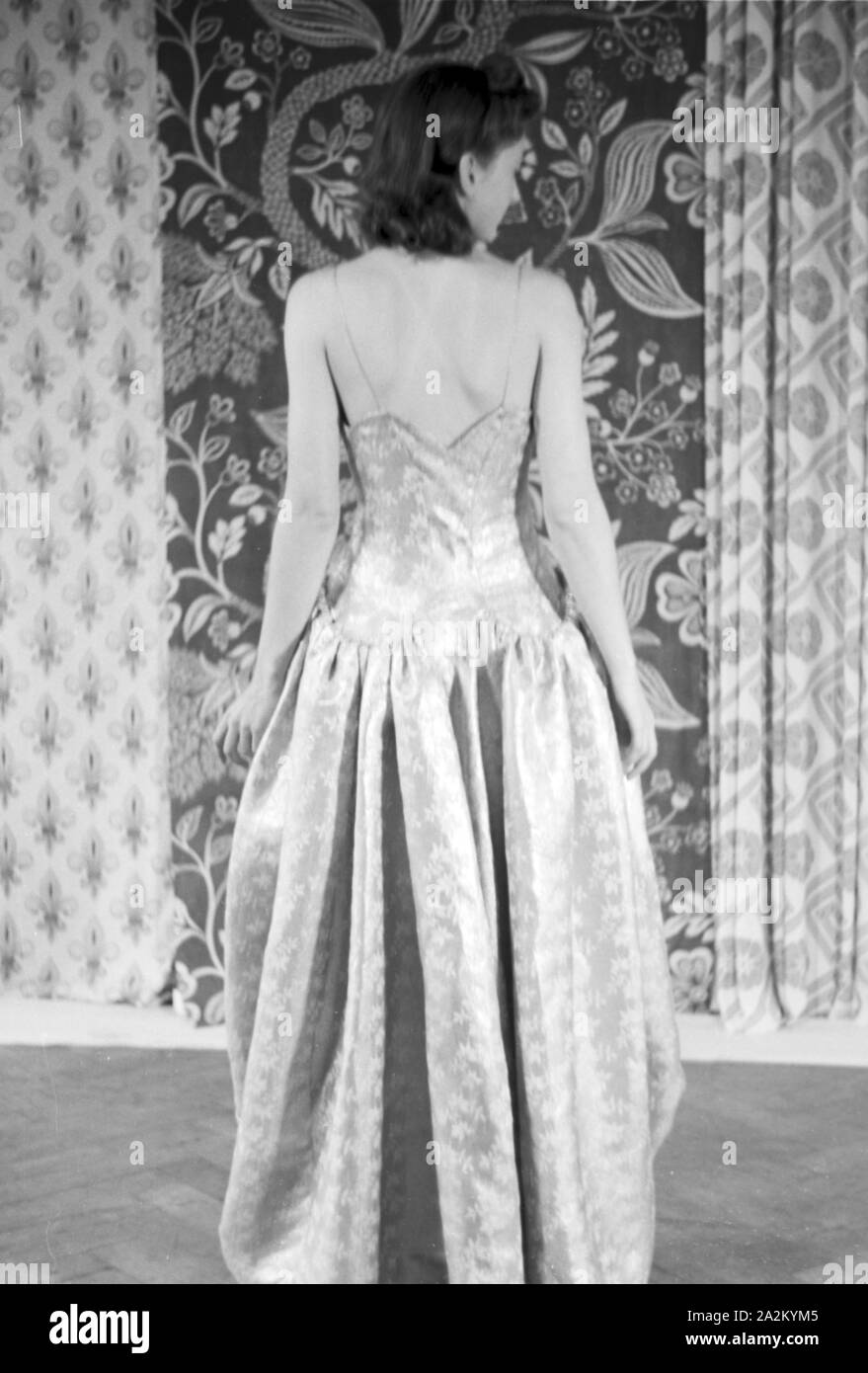 Ein Mannequin probiert ein Kleid der Textil-Modeschule, Deutsches Reich 30er Jahre. Ein Modell versucht, ein Kleid von einer Schule der Mode, Deutschland 1930. Stockfoto