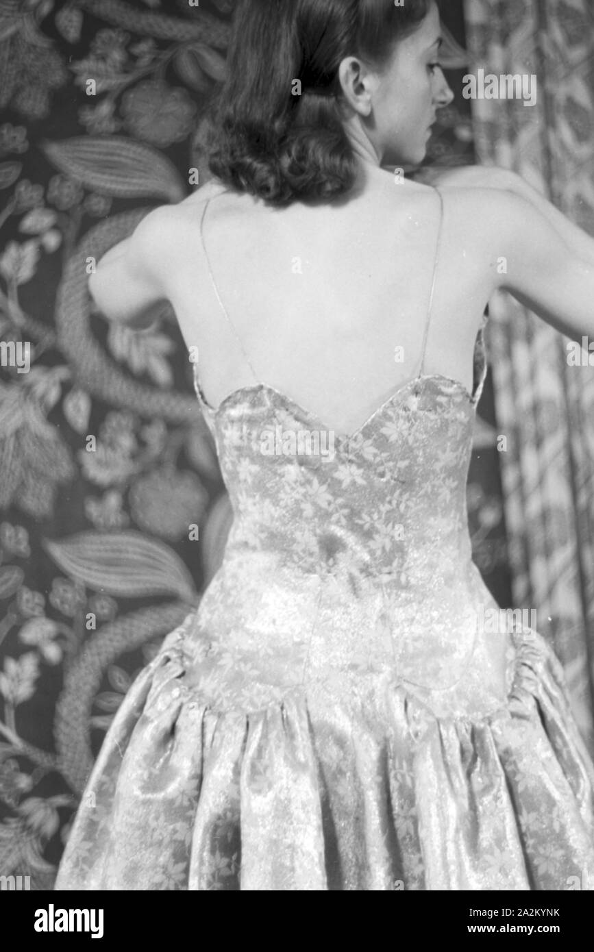 Ein Mannequin probiert ein Kleid der Textil-Modeschule, Deutsches Reich 30er Jahre. Ein Modell versucht, ein Kleid von einer Schule der Mode, Deutschland 1930. Stockfoto
