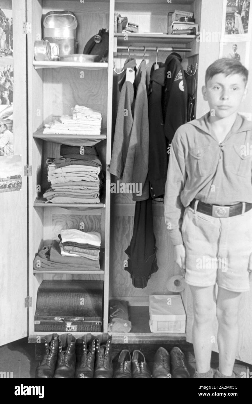 Ein Junge in Naziuniform, Deutsches Reich 30er Jahre. Ein junge waring der NS-Uniform, Deutschland 1930. Stockfoto