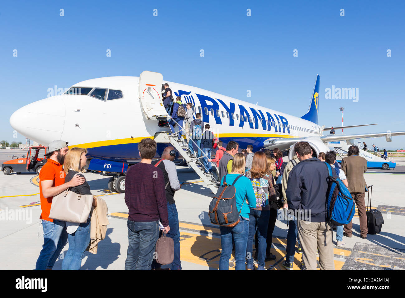 Flughafen Trieste, Italien - 20 April 2018: Leute an Bord Ryanair Flugzeug auf Flughafen Friuli Venezia Giulia in Triest, Italien, am 20. April 2018. Ryanair Stockfoto