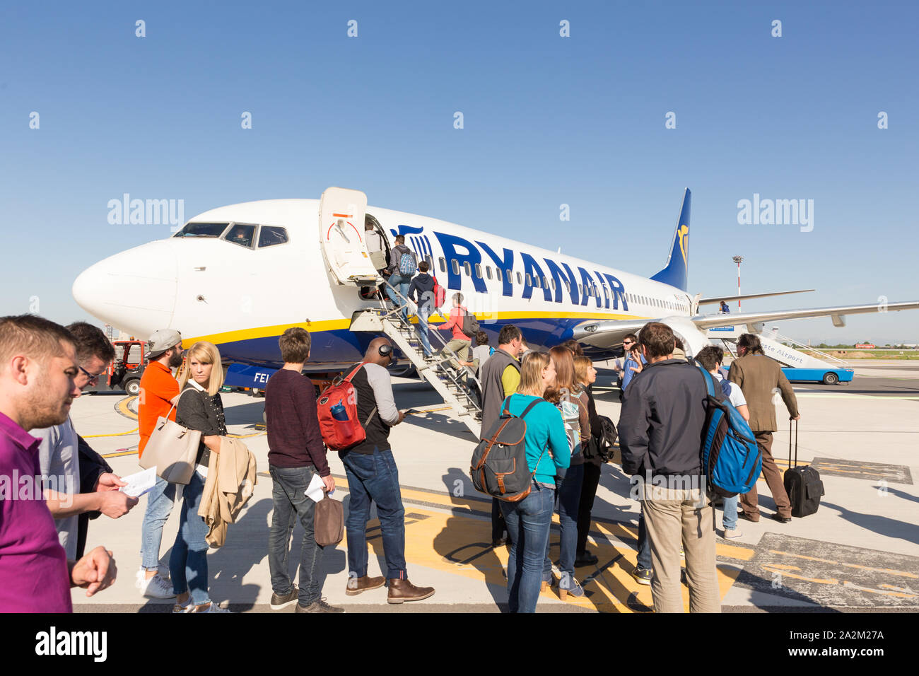 Flughafen Trieste, Italien - 20 April 2018: Leute an Bord Ryanair Flugzeug auf Flughafen Friuli Venezia Giulia in Triest, Italien, am 20. April 2018. Ryanair Stockfoto