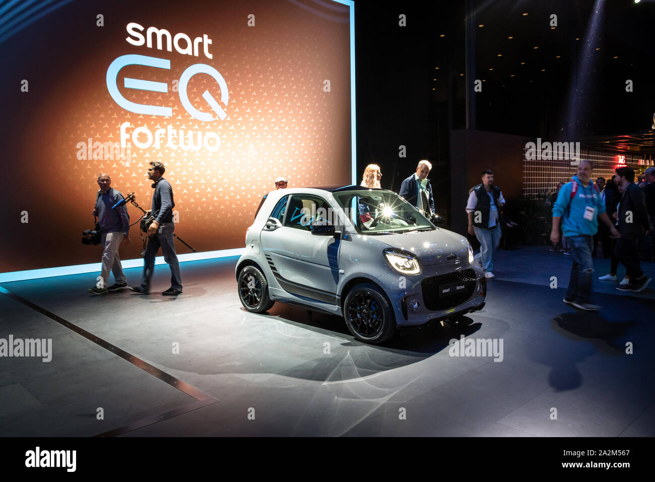 FRANKFURT, Deutschland - September 10, 2019: Smart Fortwo Electric Auto EQ auf der Frankfurter Automobilausstellung IAA 2019 präsentiert. Stockfoto