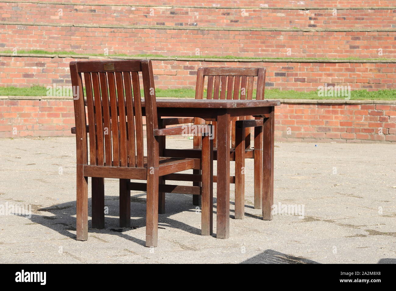 Einem Holztisch mit Stühlen in einem Ziegelstein Amphitheater. Stockfoto