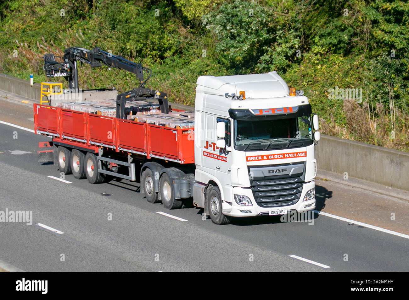 J-T-H schwerer Güter-LKW, Spedition, Lkw, Transport, Lastwagen, Cargo, DAF XF Fahrzeug, Lieferung, Transport, Industrie, Supply Chain Fracht, auf der M6 an der Lancaster, Großbritannien Stockfoto