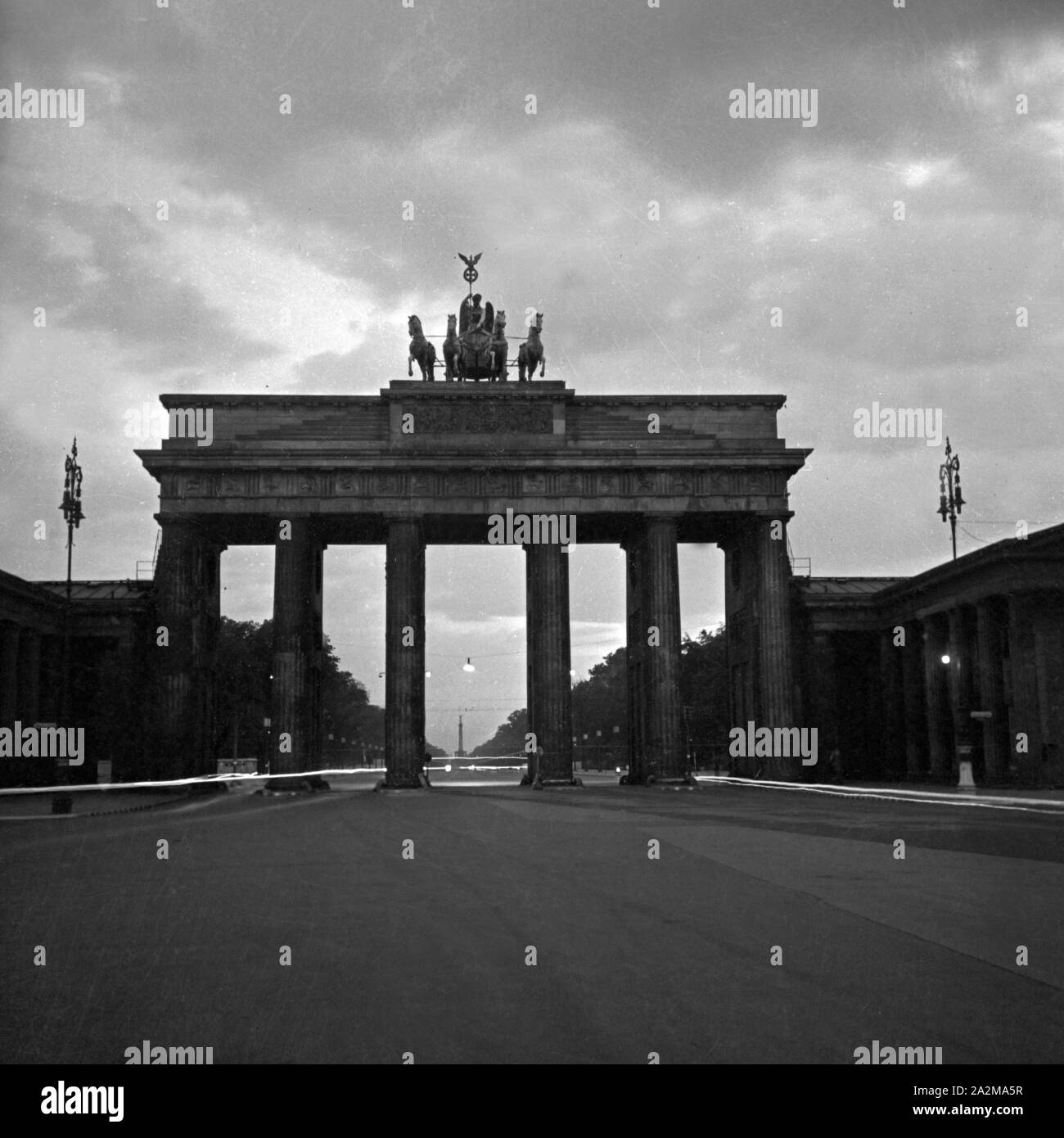 Das Brandeburger Tor in Berlin in der Dämmerung, Deutschland 1940. Brandenburger Tor im Morgengrauen, Deutschland 1940. Stockfoto