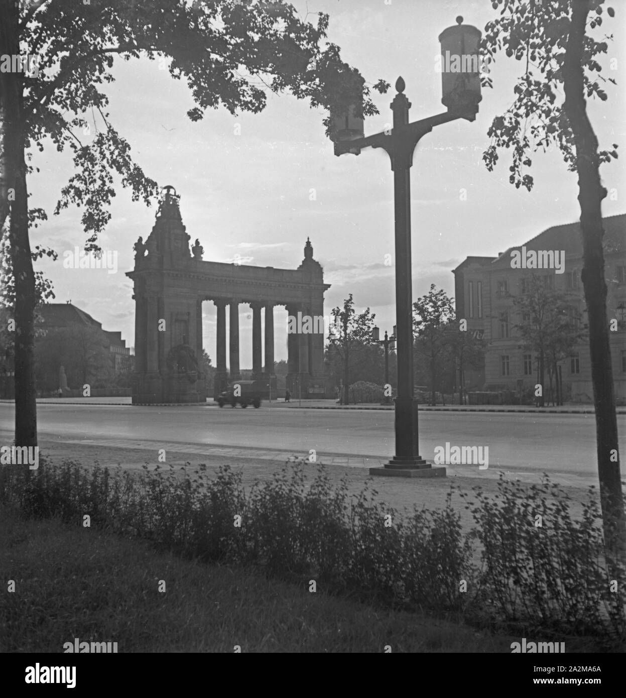 Torbogen als Denkmal in Berlin, Deutschland 1940. Torbogen als Denkmal in Berlin, Deutschland 1940. Stockfoto