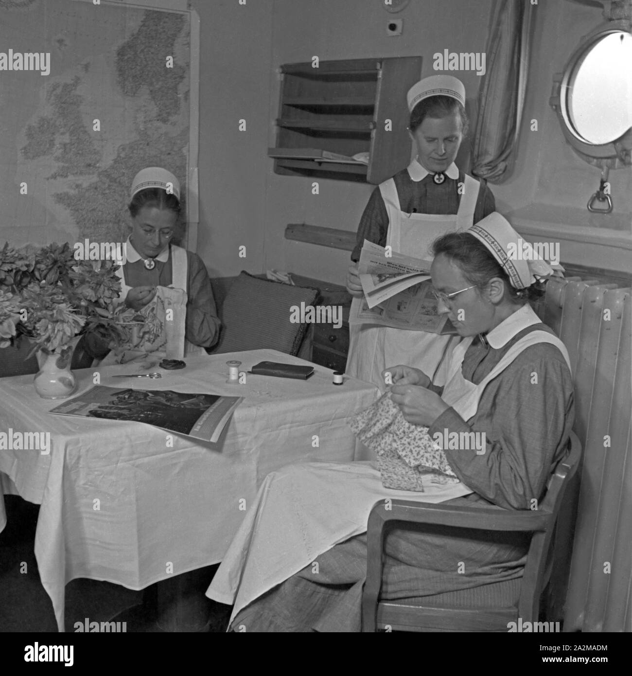 Original-Bildunterschrift: LAZARETTSCHIFF "Wilhelm Gustloff" - Freizeit bei den Rot Kreuz Schwestern ein Bord in der Messe. Krankenhaus Schiff "Wilhelm Gustloff" - Freizeit für das Rote Kreuz Krankenschwestern an Bord auf das Chaos. Stockfoto