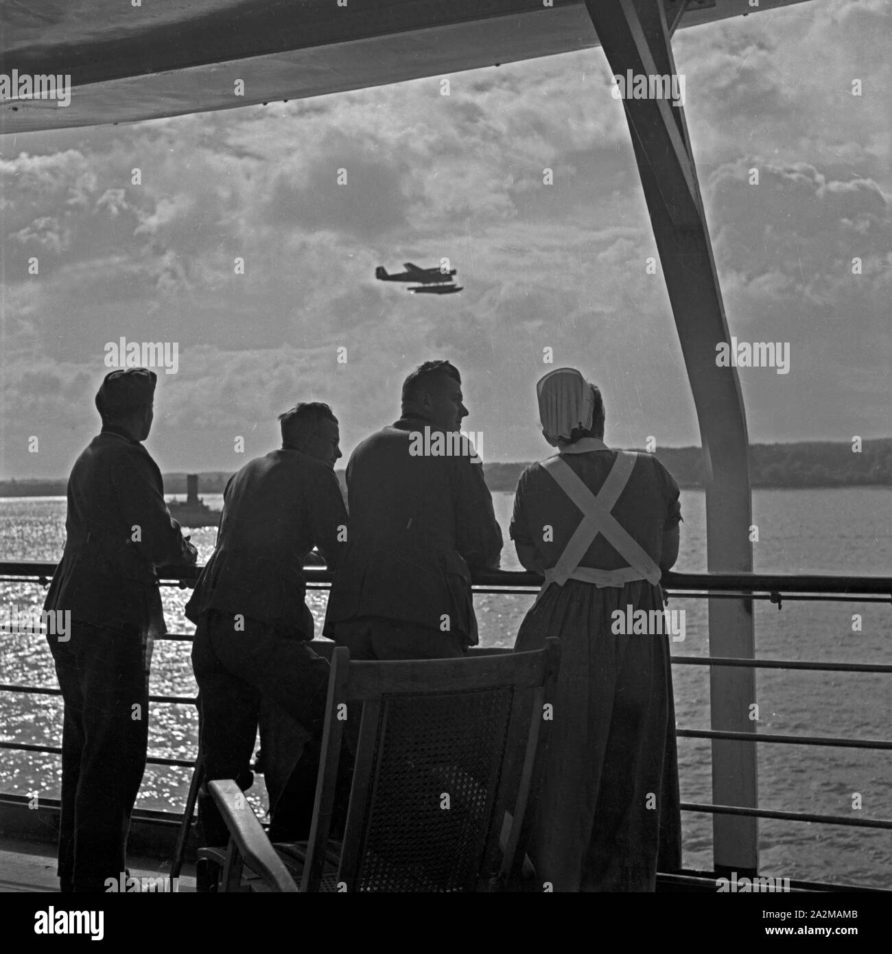 Original-Bildunterschrift: LAZARETTSCHIFF "Wilhelm Gustloff" - Schwester und Verwundete ein Bord haben schnell Kameradschaft zusammen geschlossen und verbringen ihre Freizeit. Krankenhaus Schiff "Wilhelm Gustloff" - Krankenschwester und verwundeten Soldaten immer genossen und die meisten verbringen, wenn Ihre freie Zeit. Stockfoto