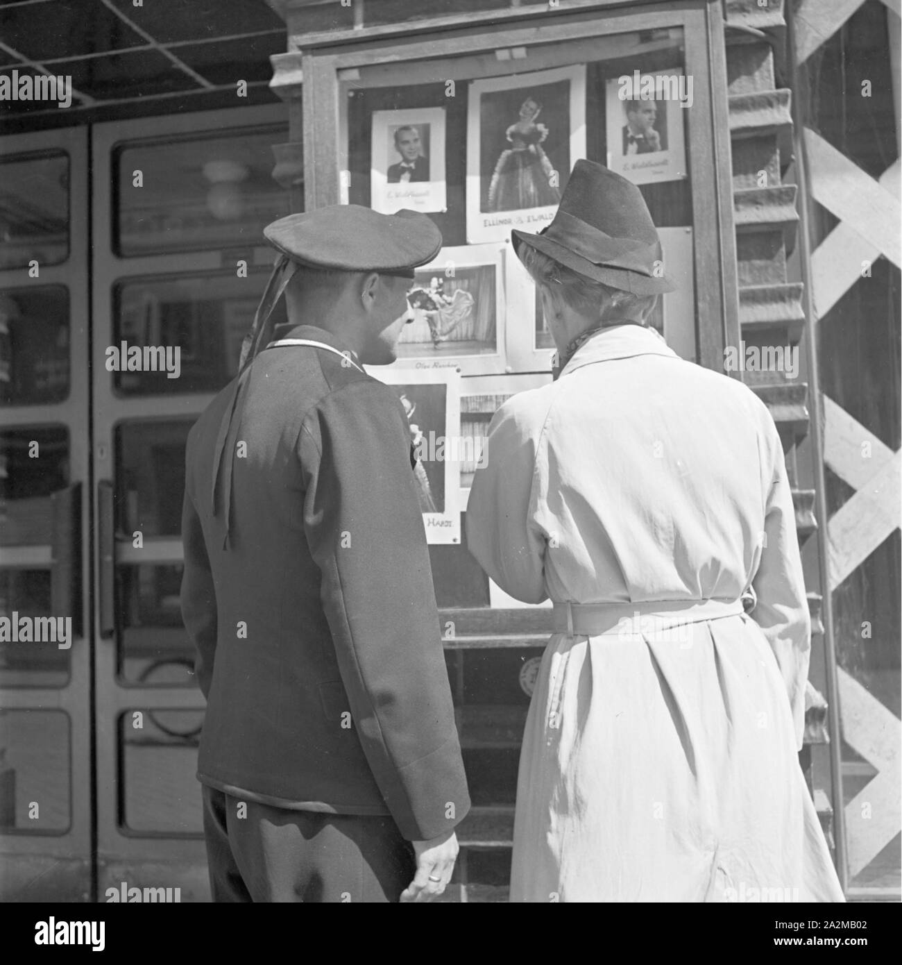 Original-Bildunterschrift: Freizeit des Matrosen: Matrose geht mit seinem Mädchen aus, Deutschland 1940er Jahre. Sailor's Freizeit: Aussteigen mit seinem Mädchen, Deutschland 1940. Stockfoto