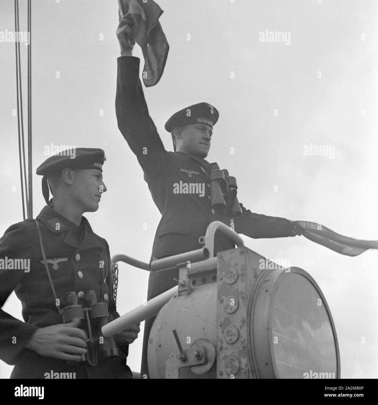 Original-Bildunterschrift: Dienst des Matrosen: Signalwinken ein Bord eines Torpedoboots, Deutschland 1940er Jahre. Flagge Semaphore auf Deck eines Torpedoboot, Deutschland 1940. Stockfoto
